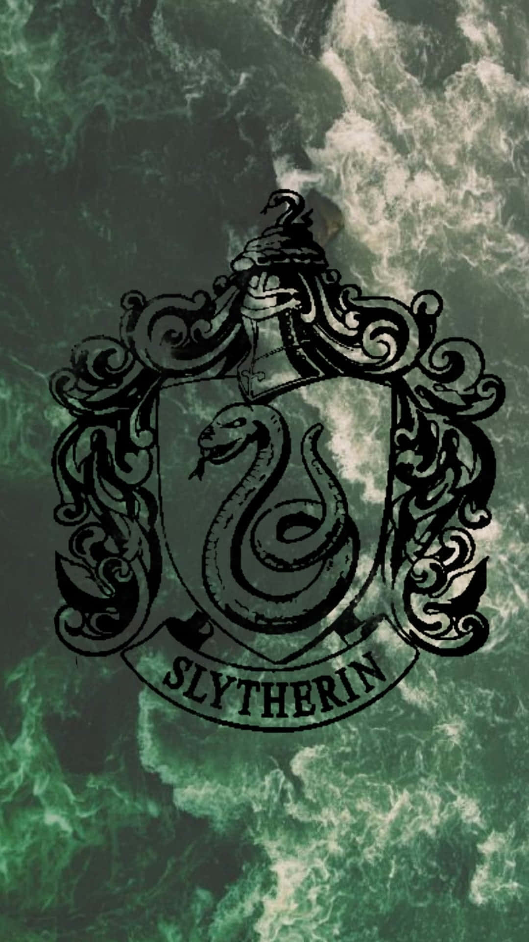Slytherin Evi'nin derinliklerinden yayılan gizemli ve güçlü bir estetik Duvar Kağıdı