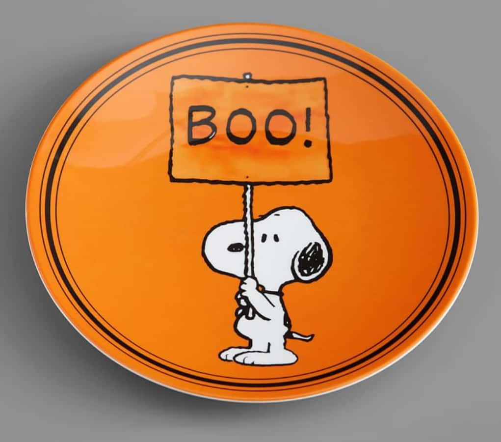 Snoopy'nin elinde 'Boo' yazılı bir tabela tuttuğu tabak Duvar Kağıdı
