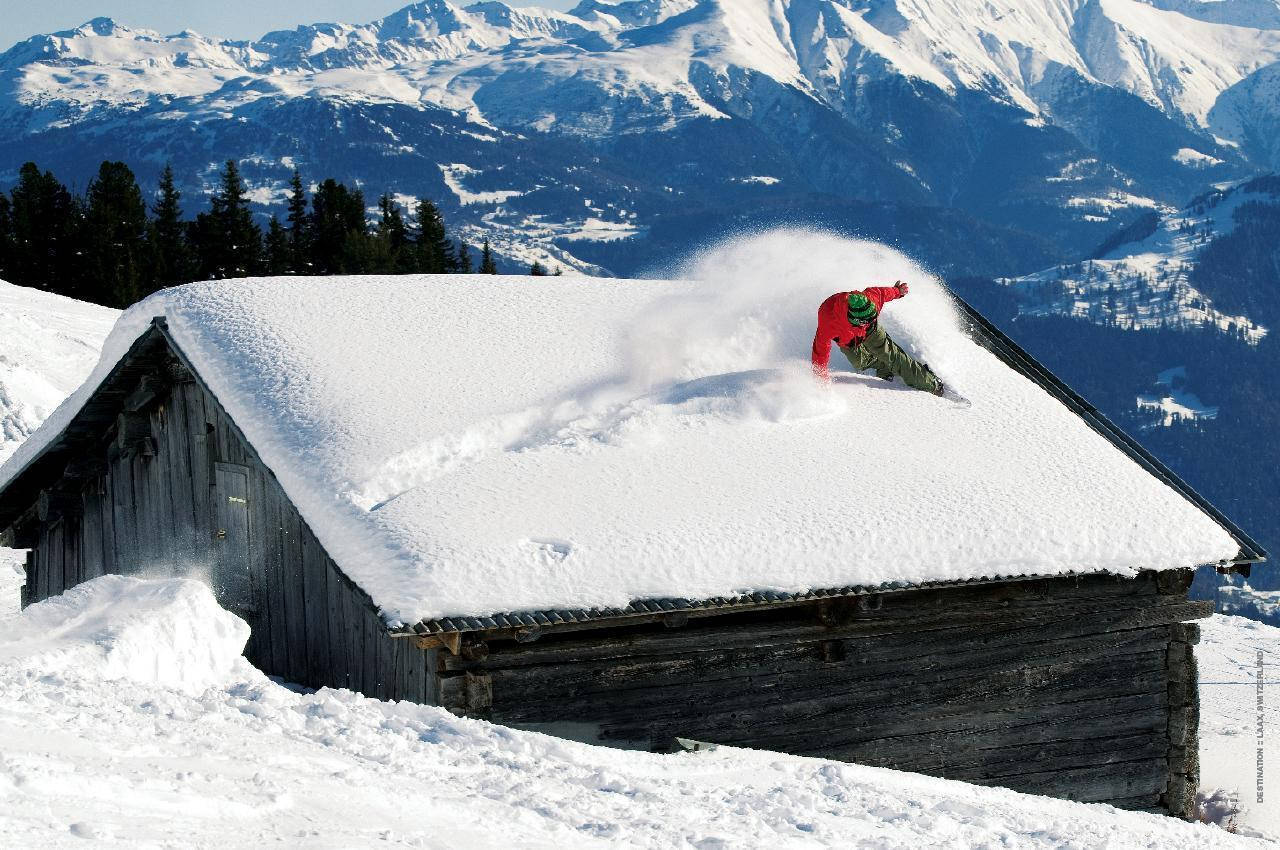 Snowboardlu Adam Çatıda Kayıyor Duvar Kağıdı