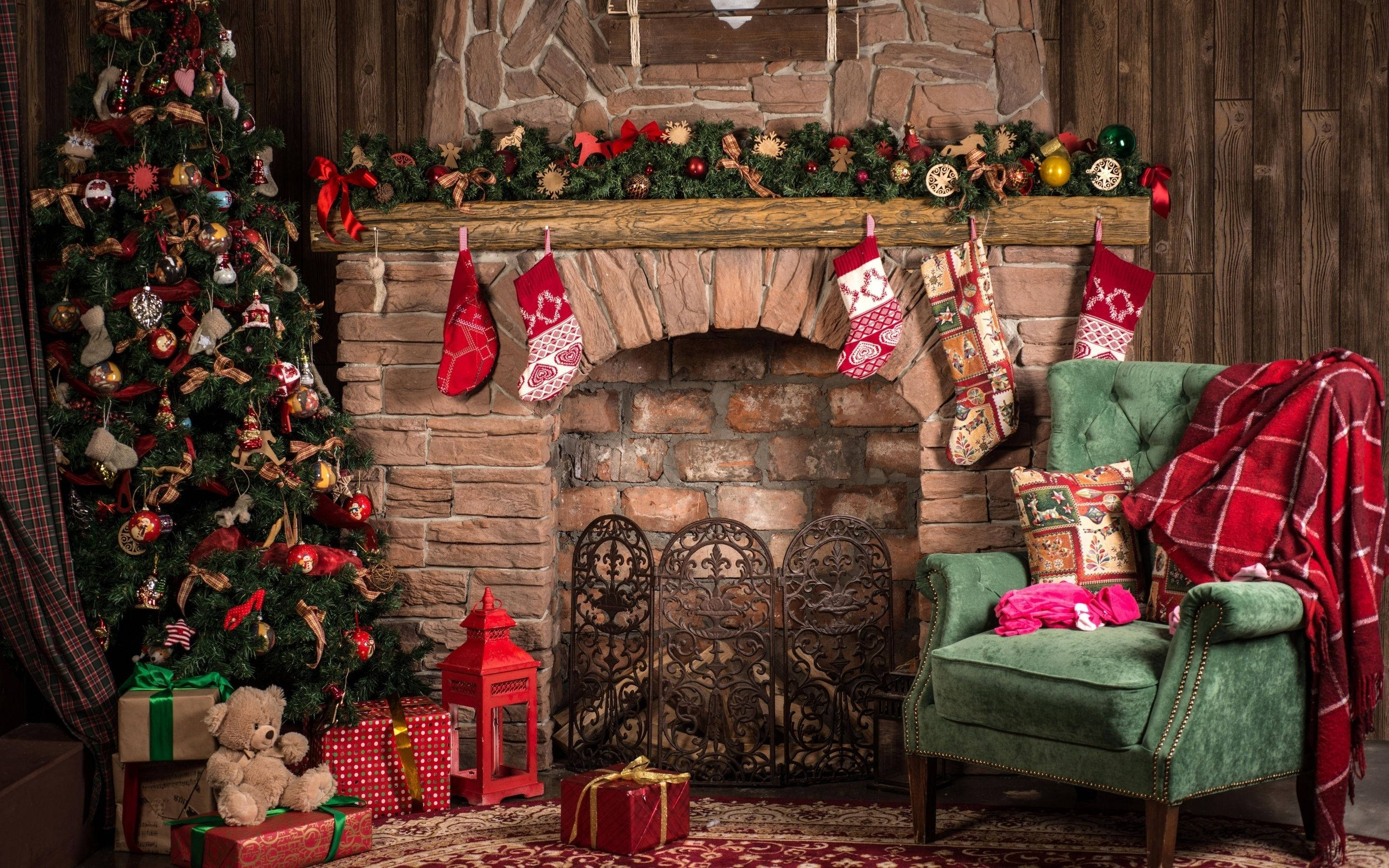 Şömine Başında Sıcacık Noel Dekorasyonu Duvar Kağıdı