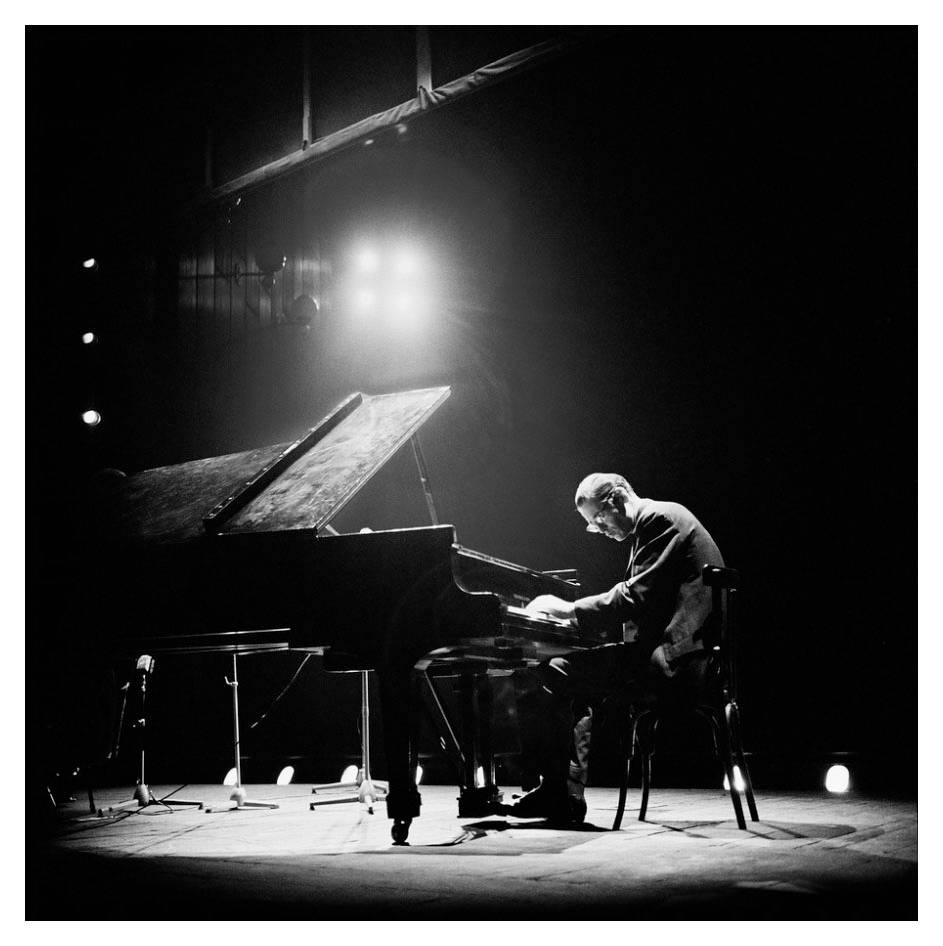 Spot Işığında Piyano Çalan Bill Evans Duvar Kağıdı