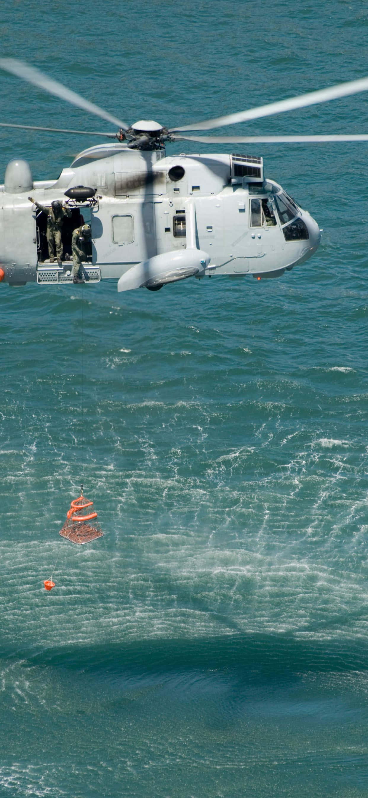 suyun üzerinde uçan bir helikopter Duvar Kağıdı