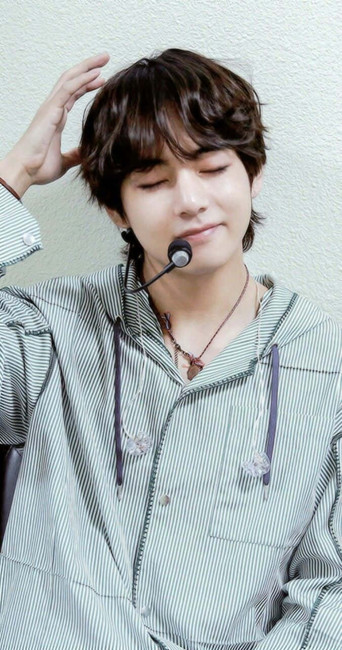 Taehyung Gözleri Kapalı Resmi Duvar Kağıdı