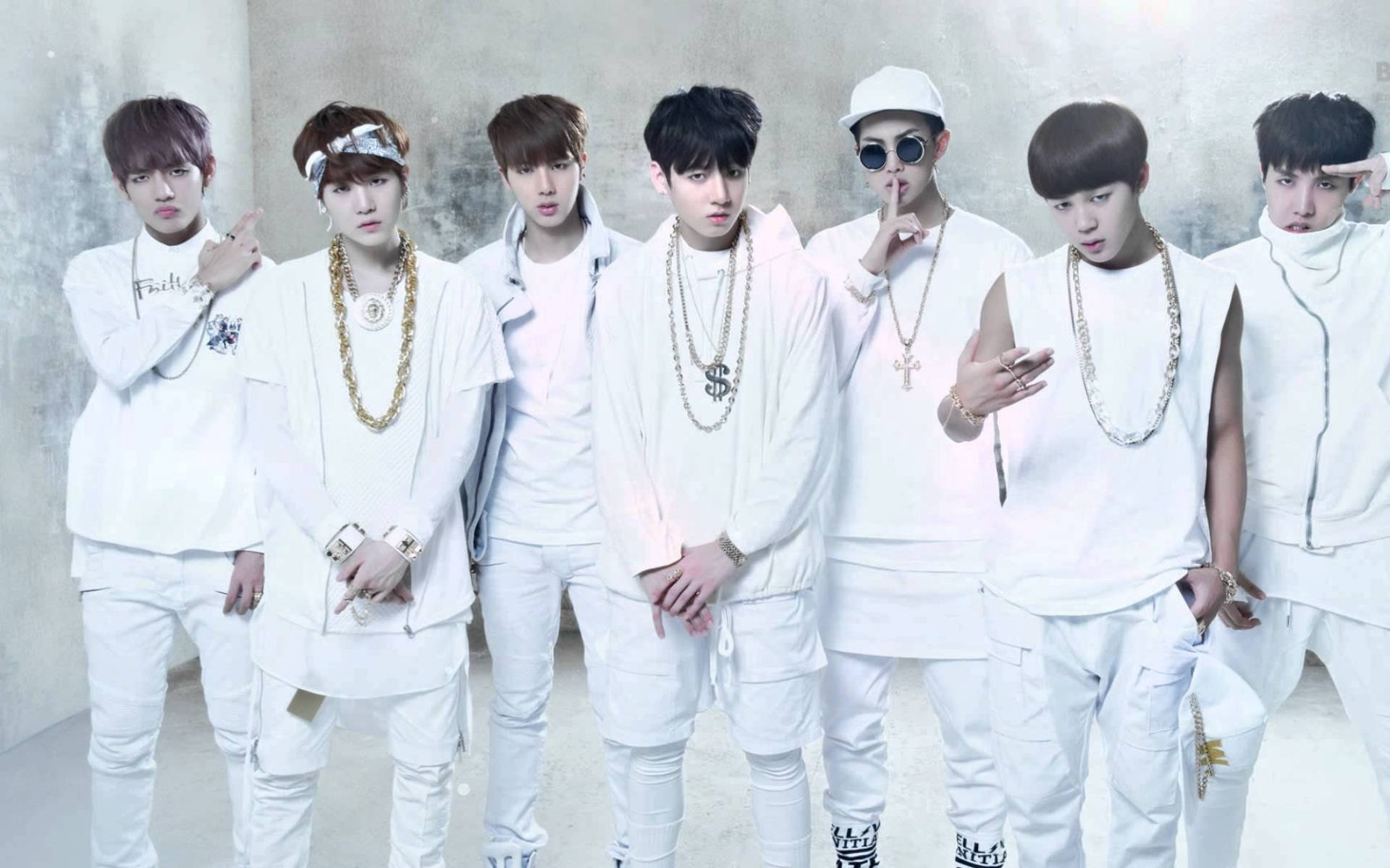 Tamamen Beyaz Kıyafetli BTS Grup Fotoğrafı Duvar Kağıdı