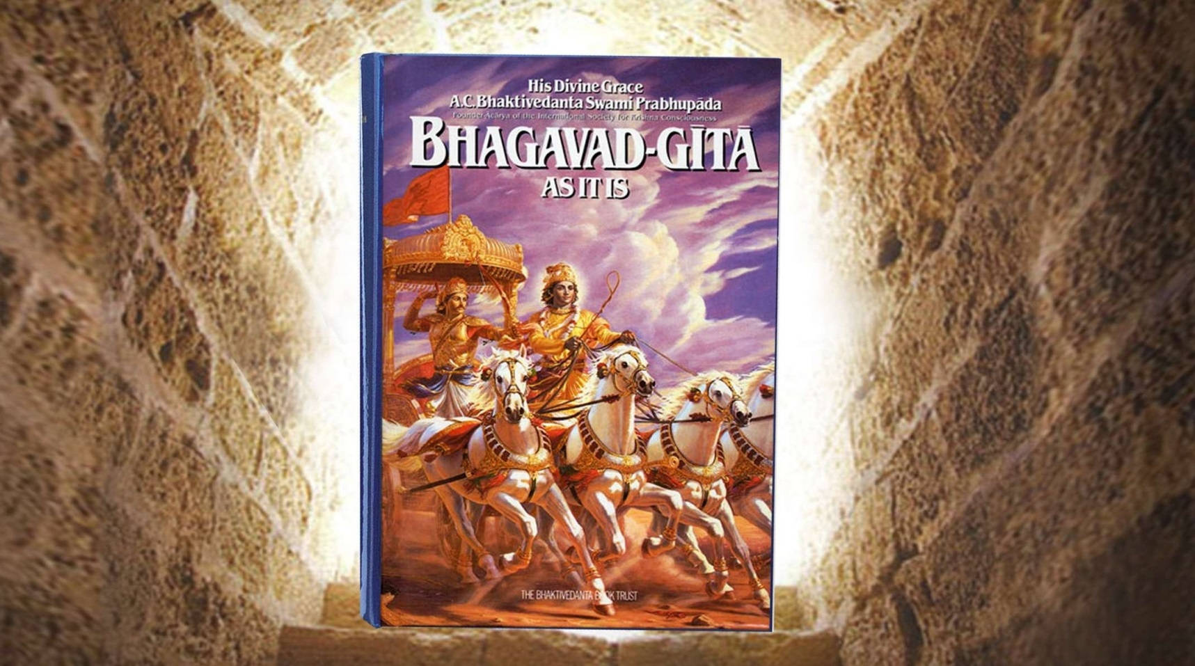 Taş Üzerinde Bhagavad Gita Kitabı Duvar Kağıdı