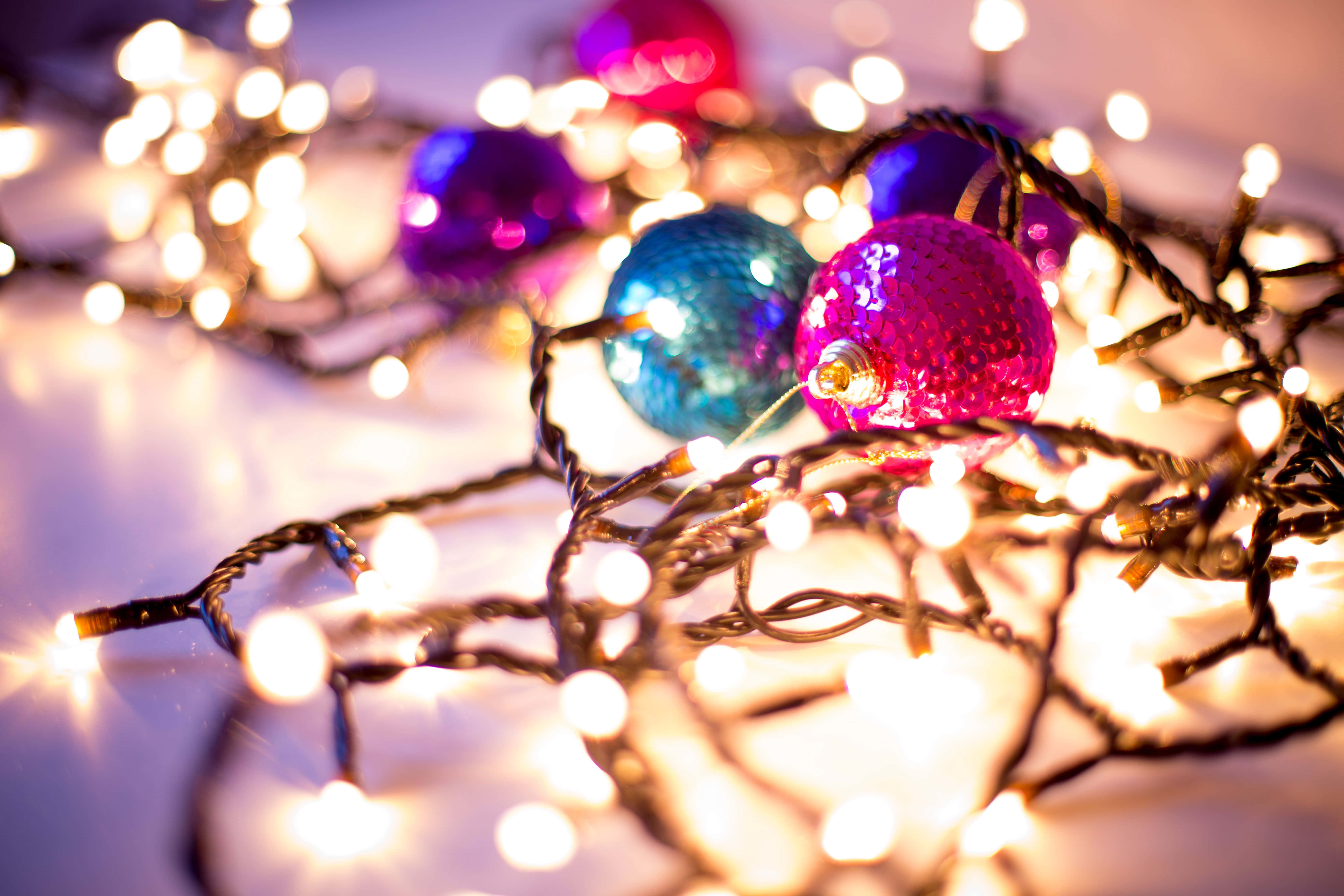 Tatil sezonunun tadını güzel Noel ışıklarıyla çıkarın! Duvar Kağıdı