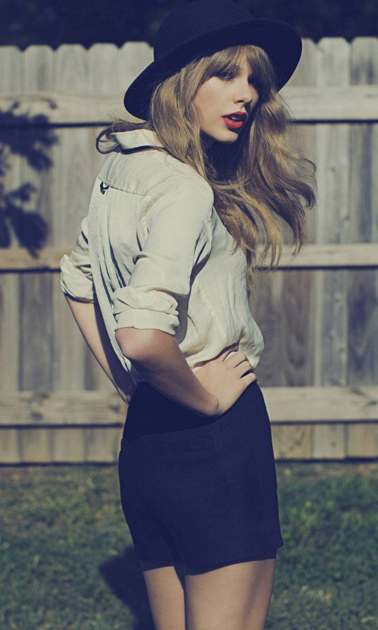 Hollywood şarkıcısı Taylor Swift balıkçı şapkalı HD duvar kağıdı.