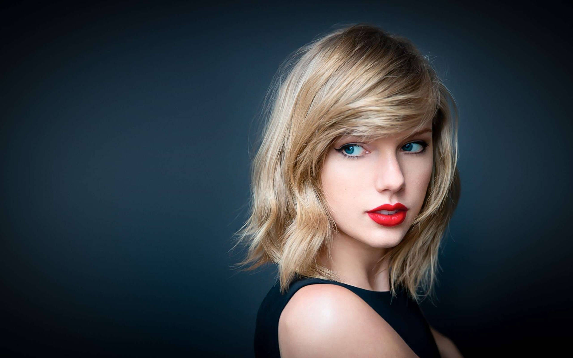 Taylor Swift çarpıcı sarı saçlı ve mavi yeşil gözlü duvar kağıdı.