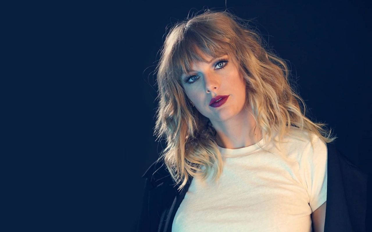 Taylor Swift Dağınık Saçlarıyla Gösteriş Yapıyor Duvar Kağıdı