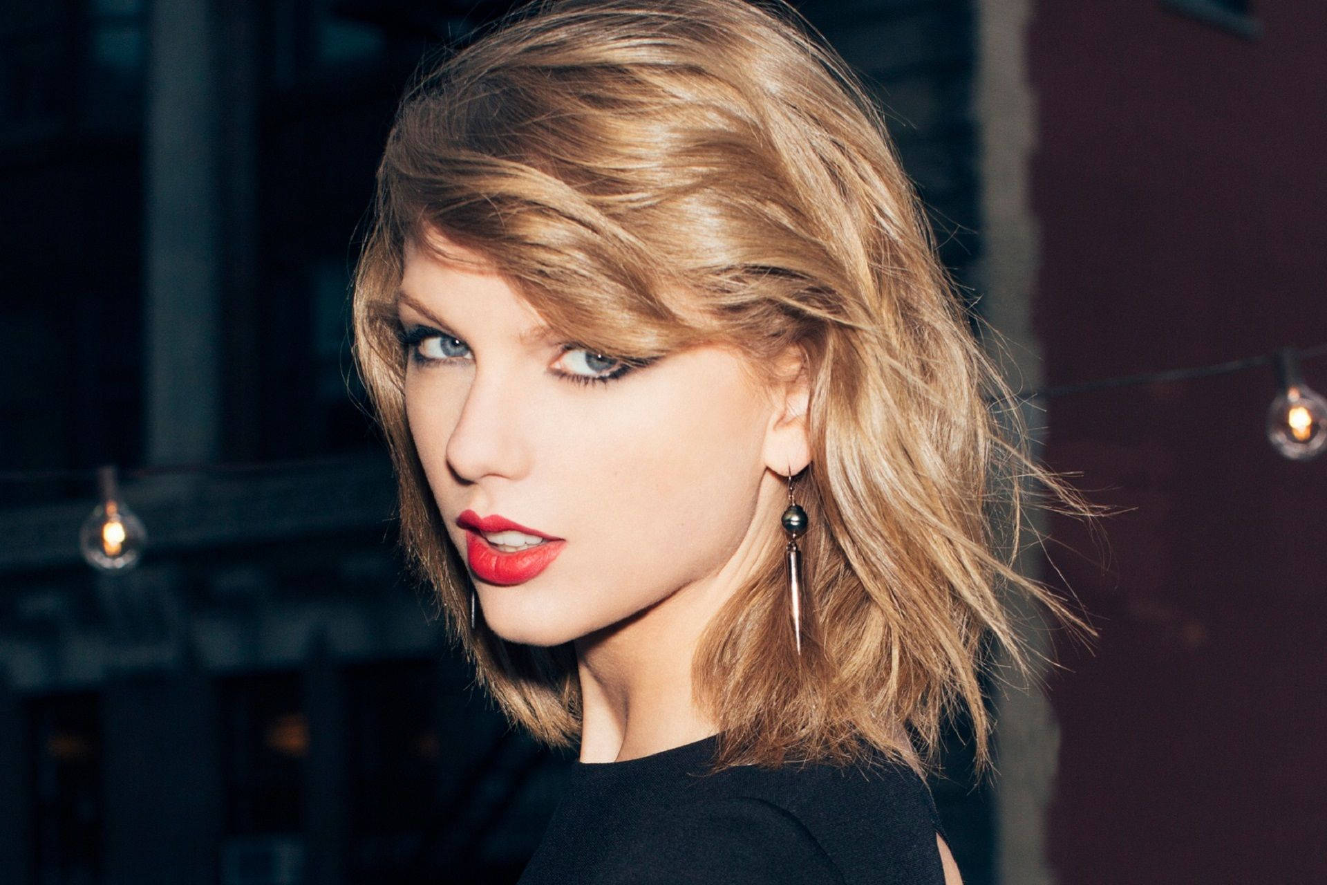 Vahşi bakış Taylor Swift yan poz duvar kağıdı fotoğrafı.