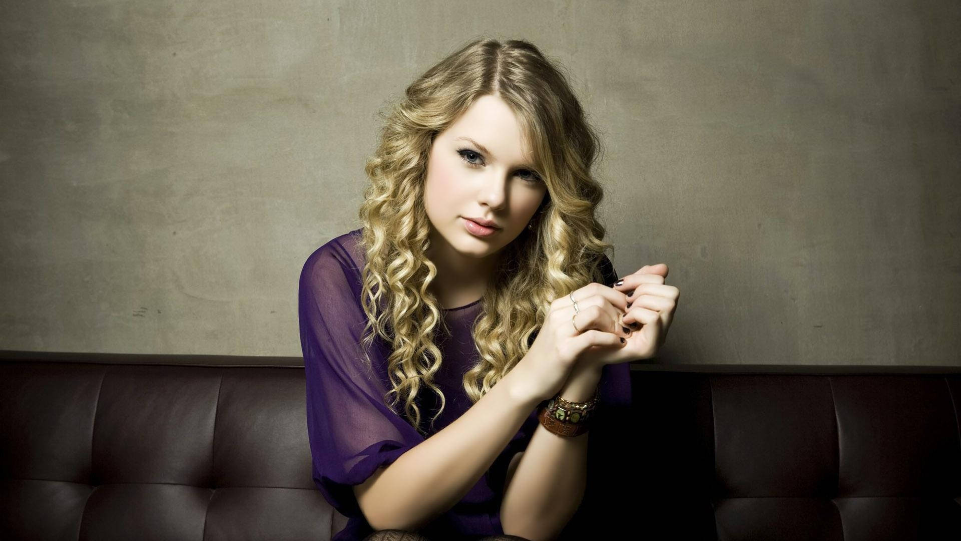Taylor Swift imza kıvırcık saçlarıyla pozitif enerji yayıyor. Duvar Kağıdı