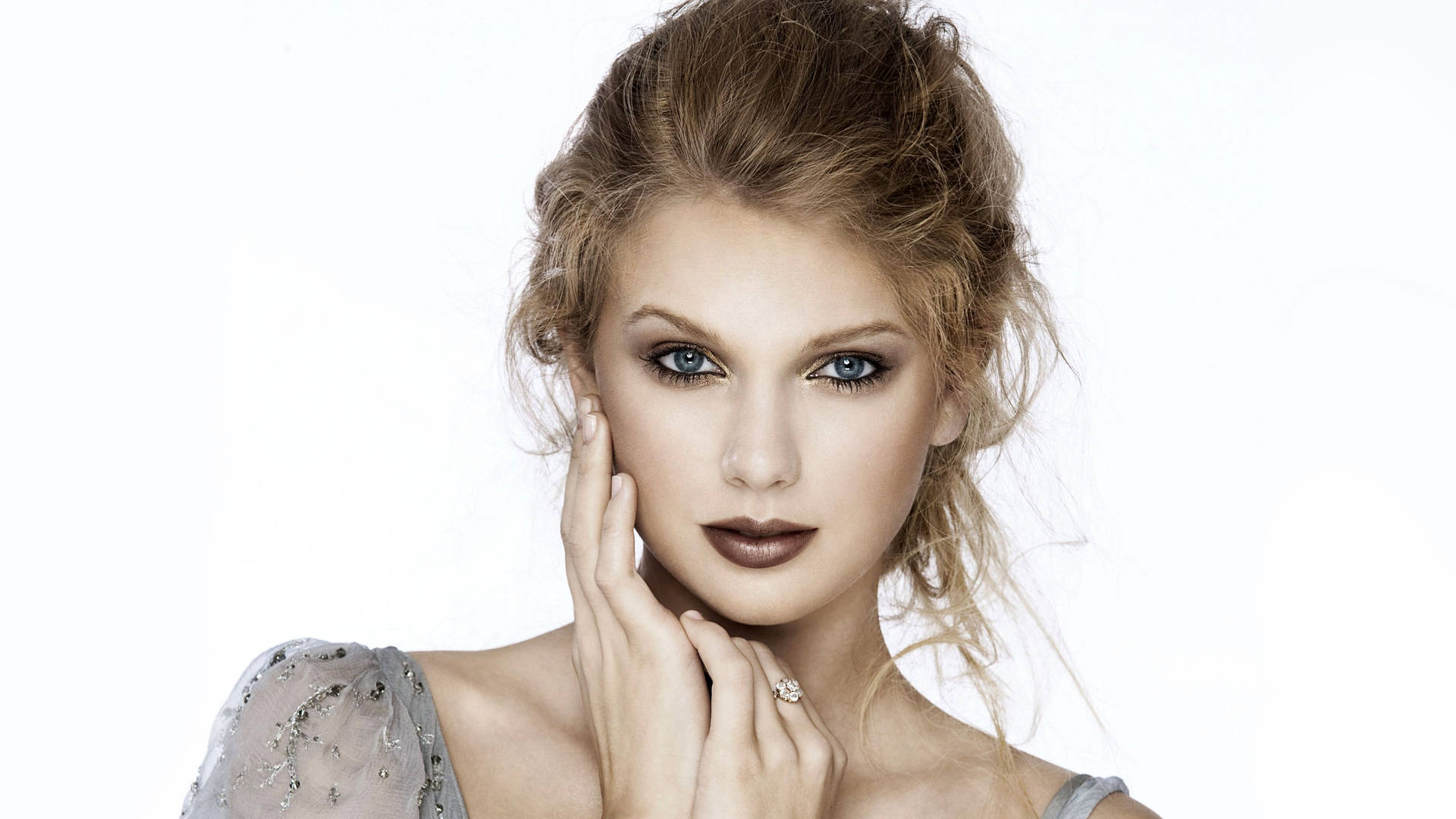 Taylor Swift doğal makyaj ve dağınık topuz duvar kağıdı fotoğrafı.