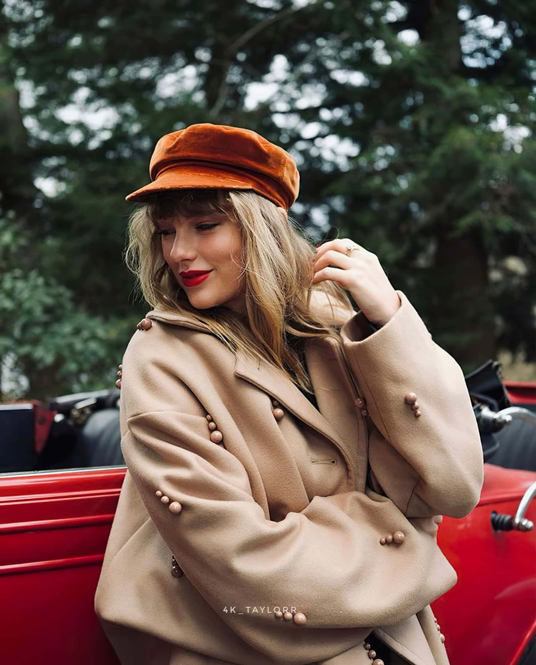 Taylor Swift Kırmızı Üstü Açık Arabanın Dışında Red Taylors Version Duvar Kağıdı