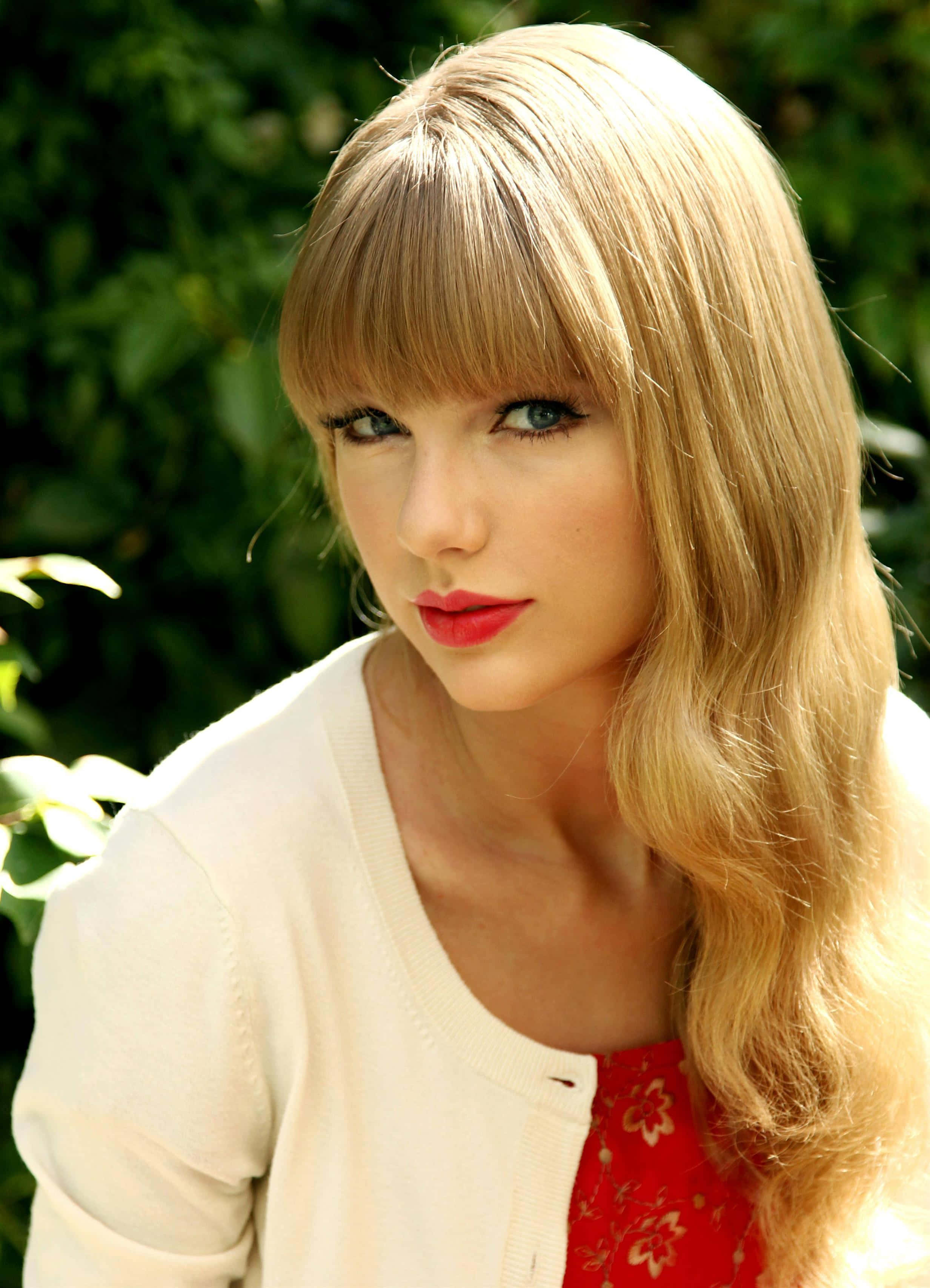 Taylor Swift muhteşem bir kırmızı elbiseyle göz kamaştırıyor Duvar Kağıdı