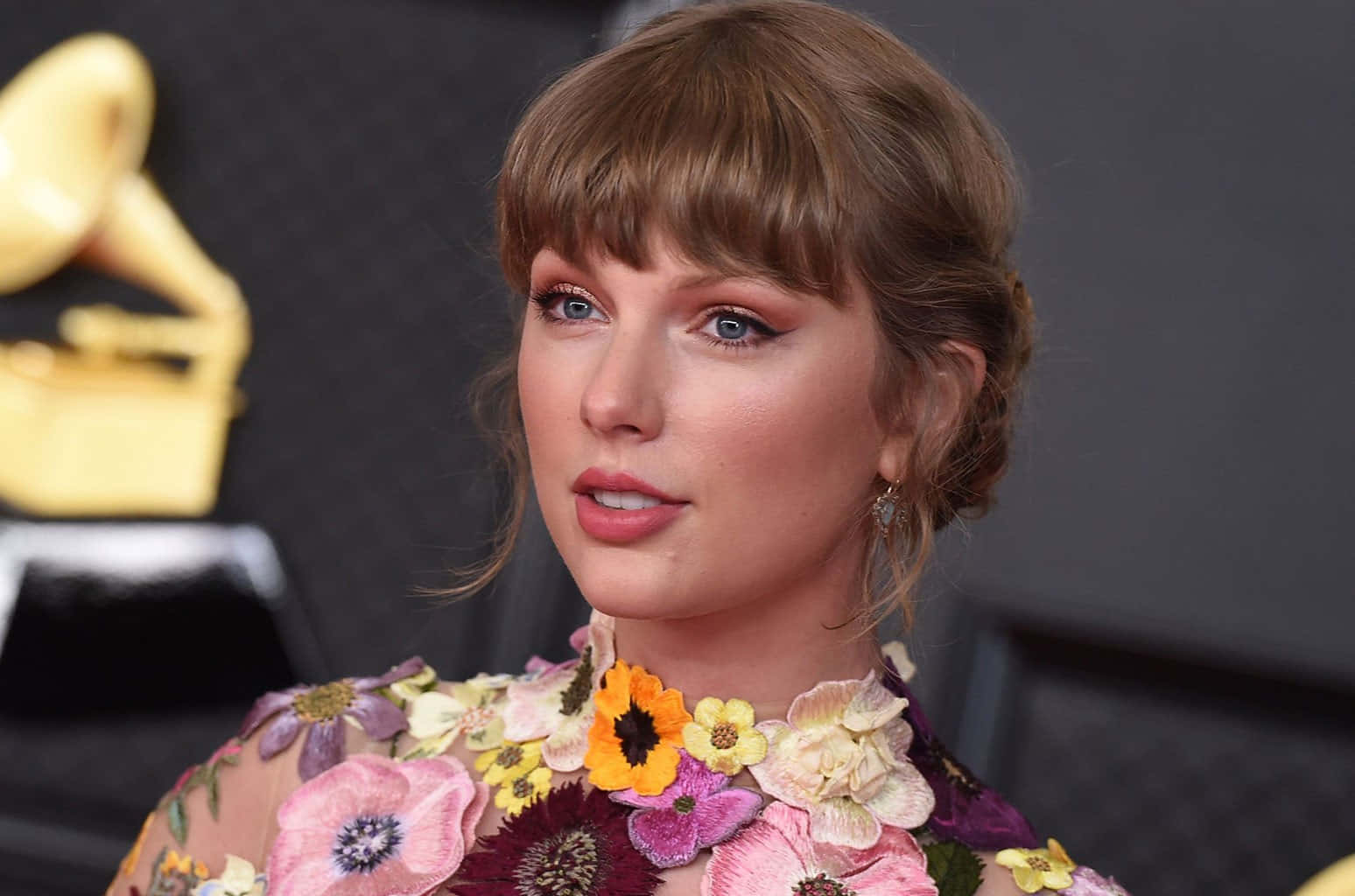 Taylor Swift, Müzik Videosu "Shake It Off"da Başrolde Duvar Kağıdı