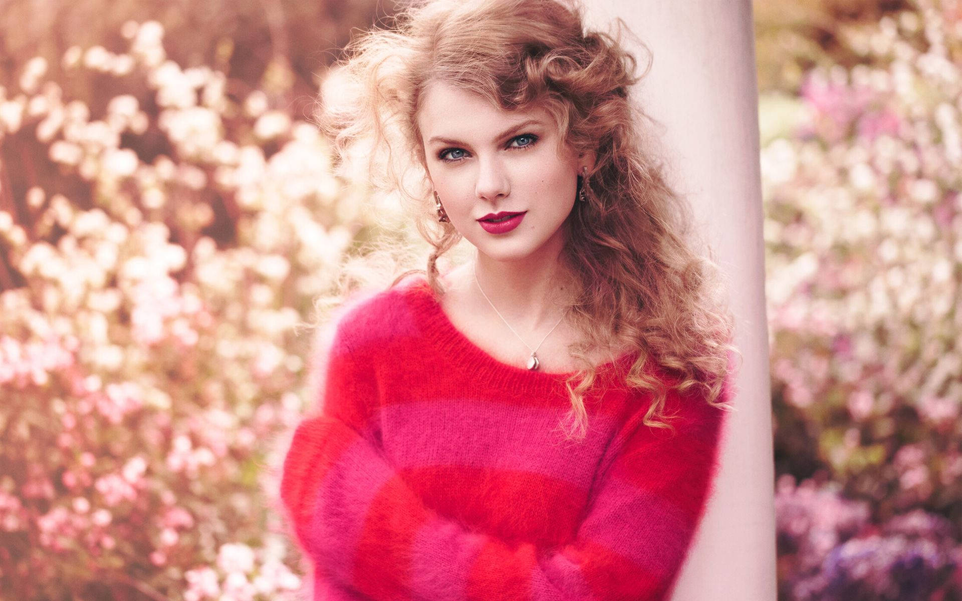 Taylor Swift pembe-kırmızı bir kıyafetle coşuyor Duvar Kağıdı