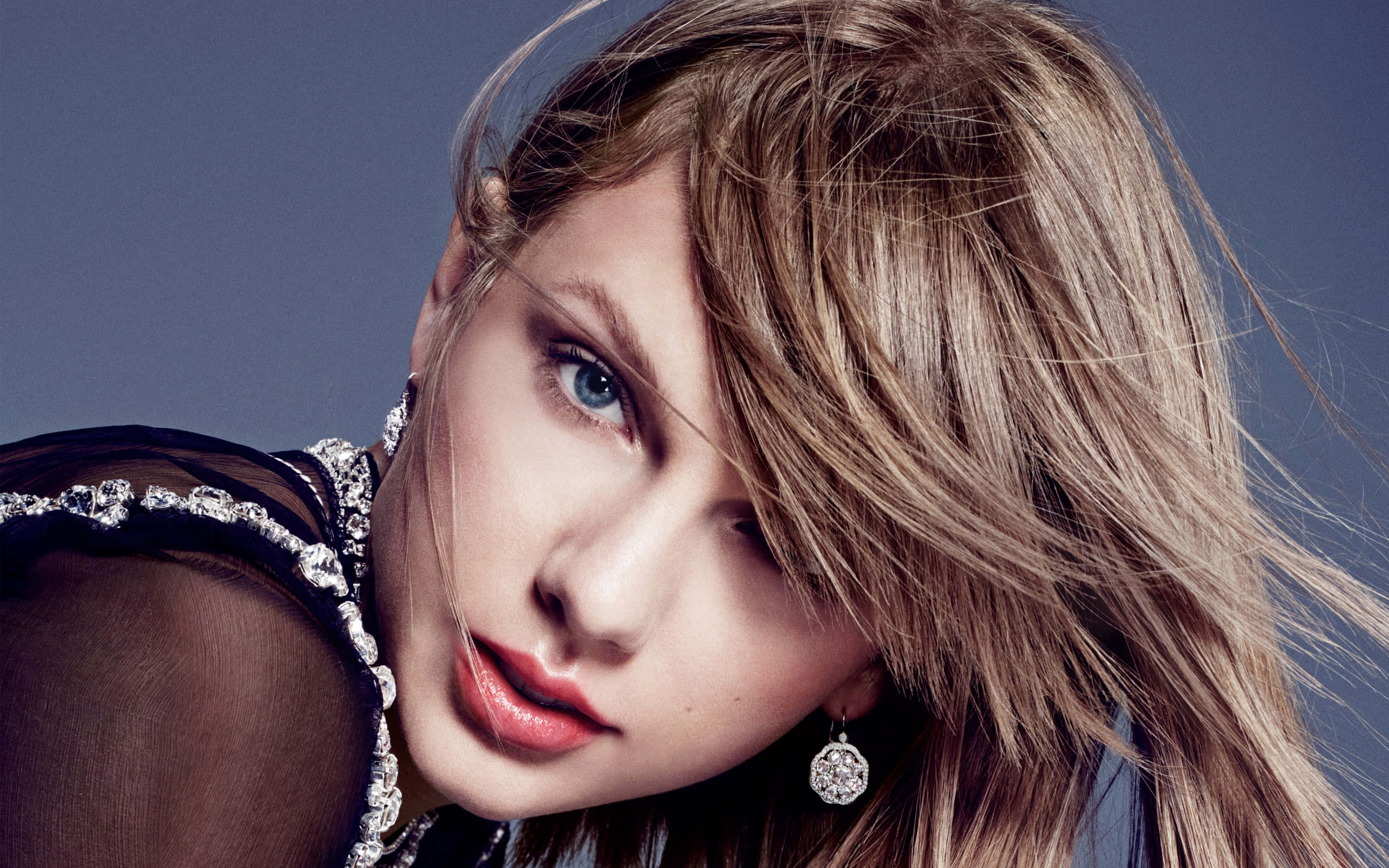 Taylor Swift podyumda yürüyor, kendi kişisel moda şovunu yaşıyor Duvar Kağıdı