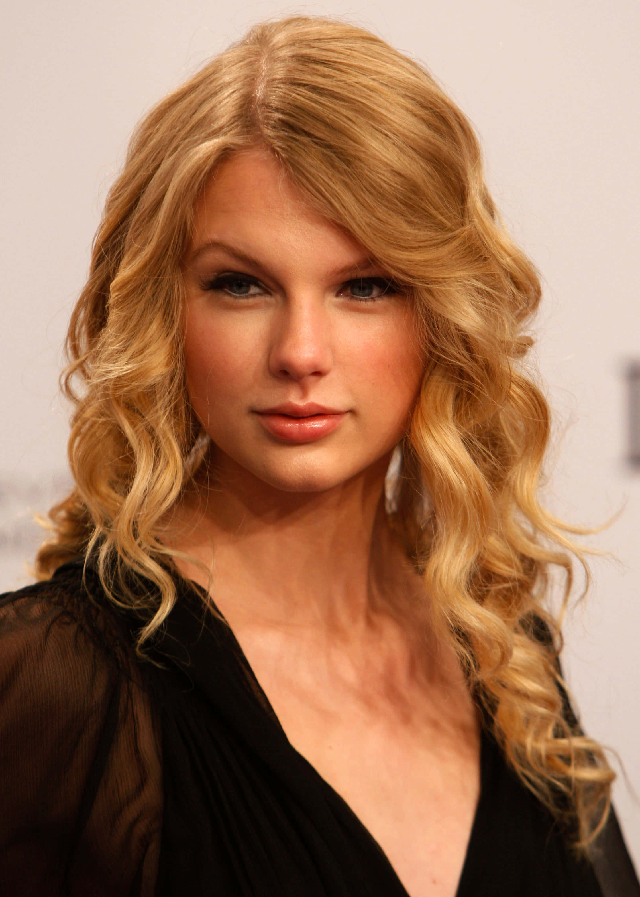 Taylor Swift sahnede konser sırasında şarkı söylüyor Duvar Kağıdı