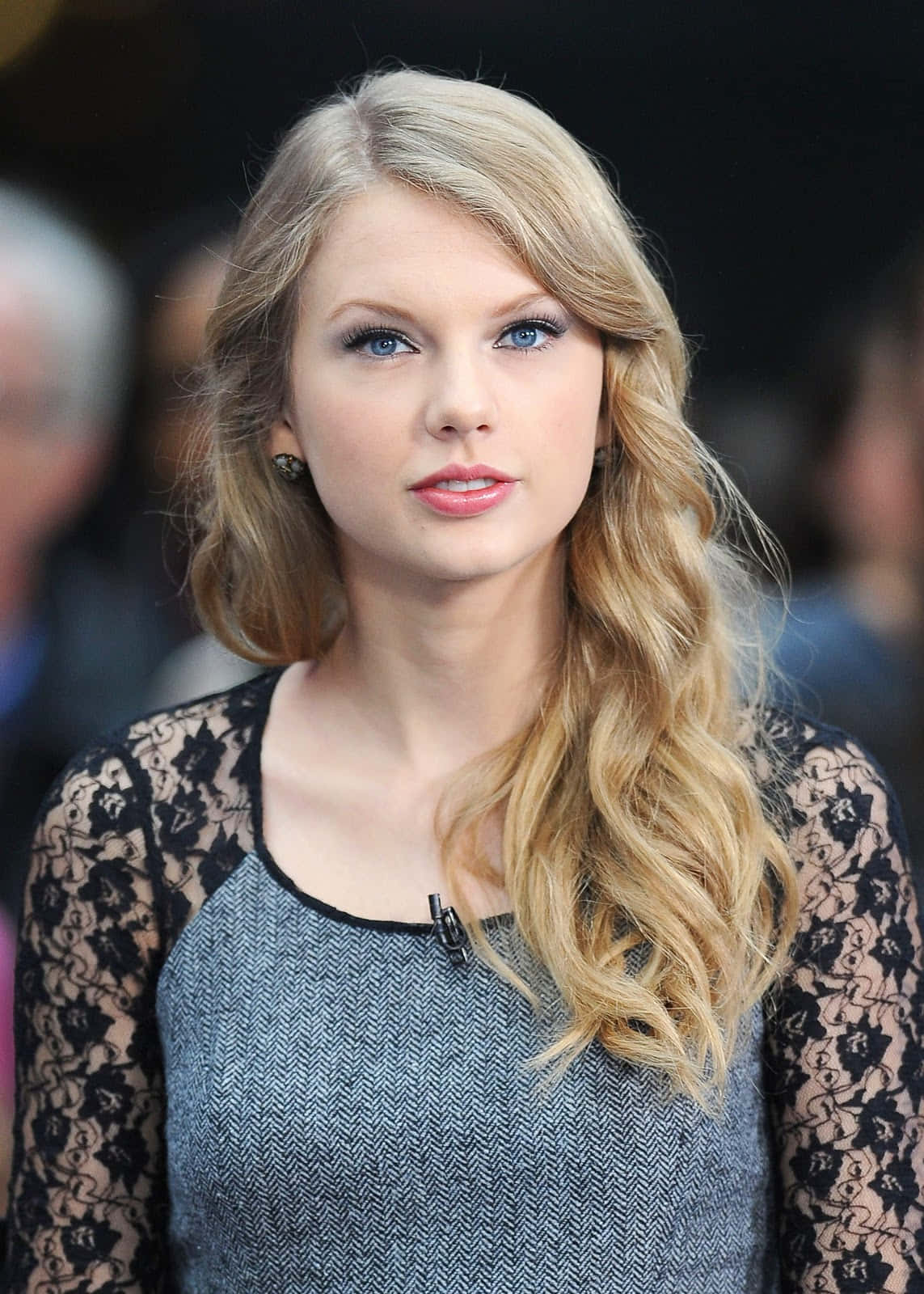 Taylor Swift, son albümü 'Lover'ı tanıtırken gülümsüyor Duvar Kağıdı