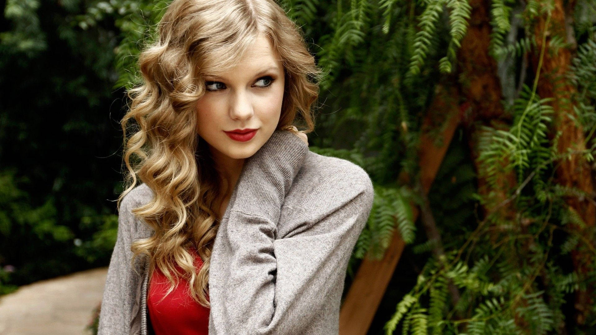 Taylor Swift Yan Bakışla Poz Veriyor Duvar Kağıdı