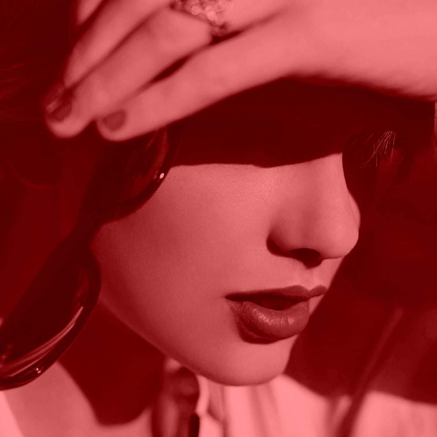 Taylor Swift, yeniden kaydedilen albümü “Red Taylor’s Version” için kapak görselini paylaşıyor. Duvar Kağıdı