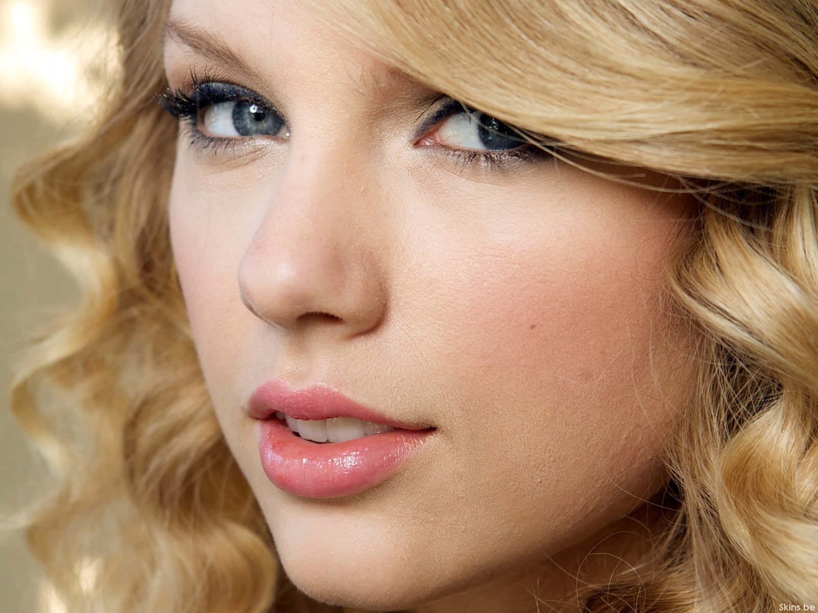 Taylor Swift yıllar içinde: pop sansasyonundan uluslararası süperstara Duvar Kağıdı