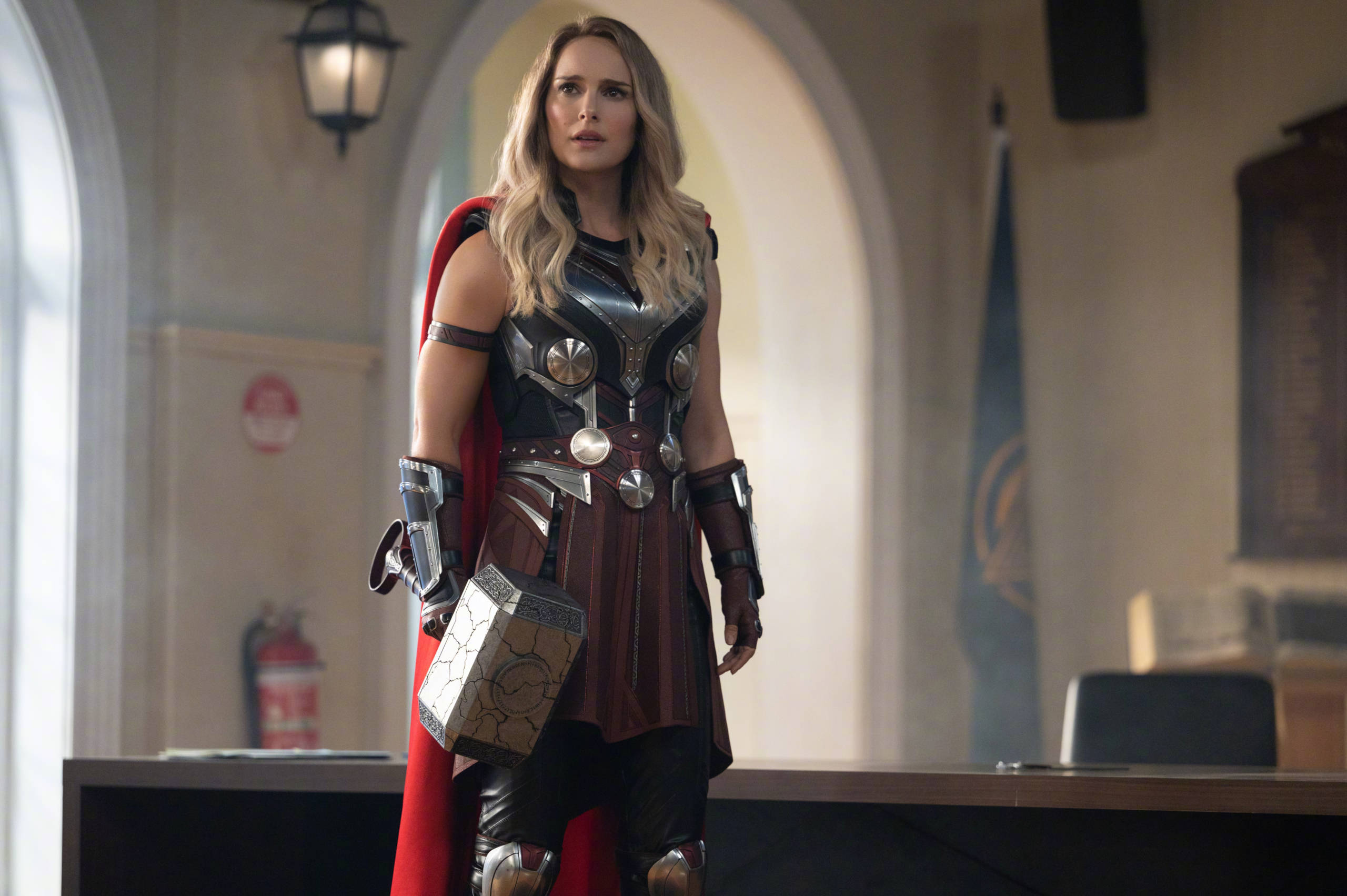 Thor Love And Thunder Şaşkın Jane Duvar Kağıdı