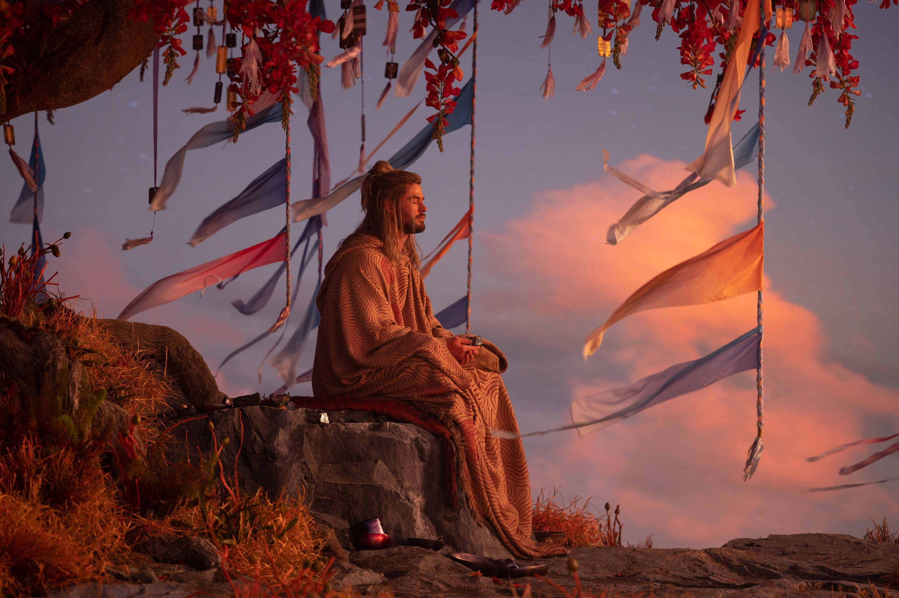 Thor Love And Thunder Meditasyon Yapan Thor Duvar Kağıdı