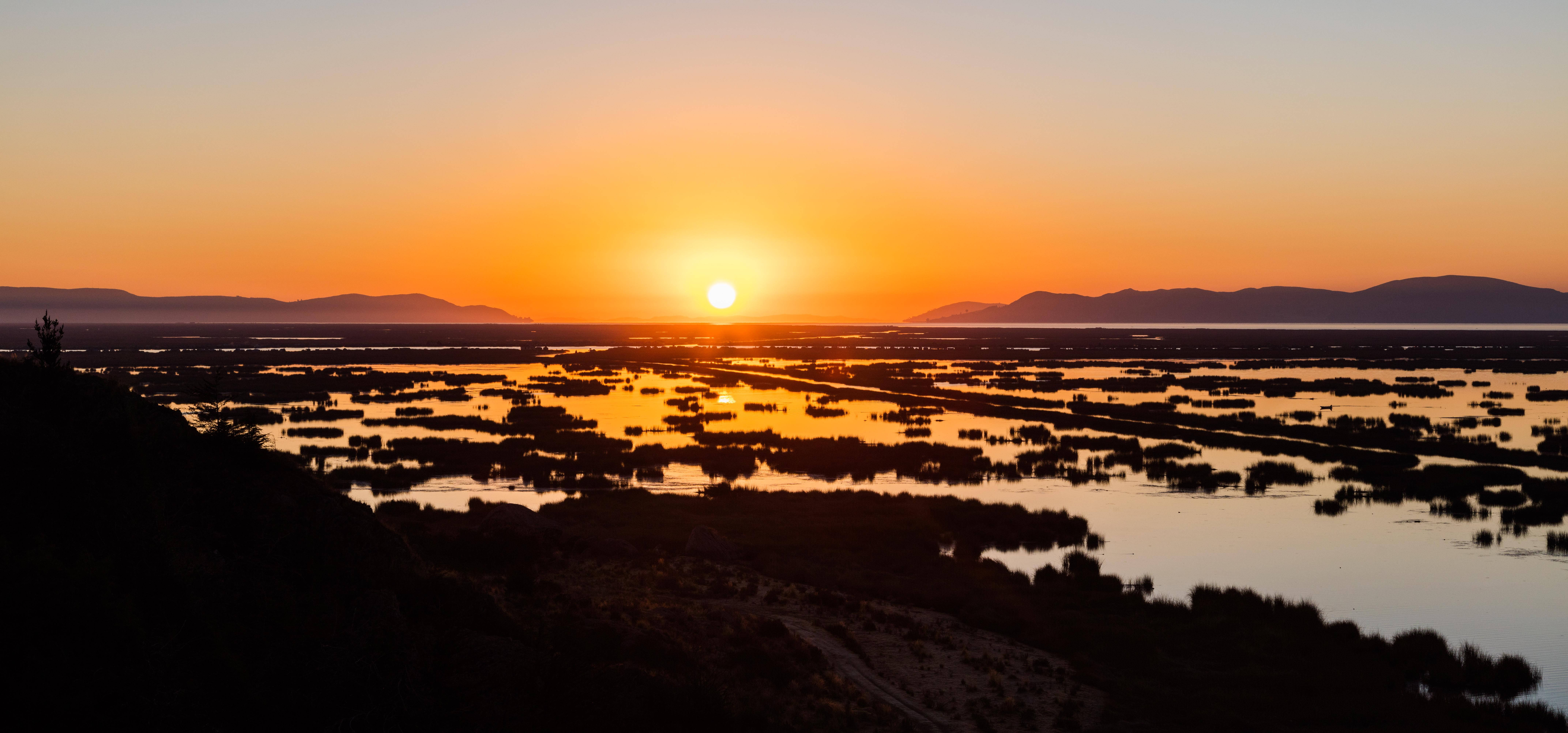 Titicaca Gölü'nde Büyüleyici Gün Batımı Duvar Kağıdı
