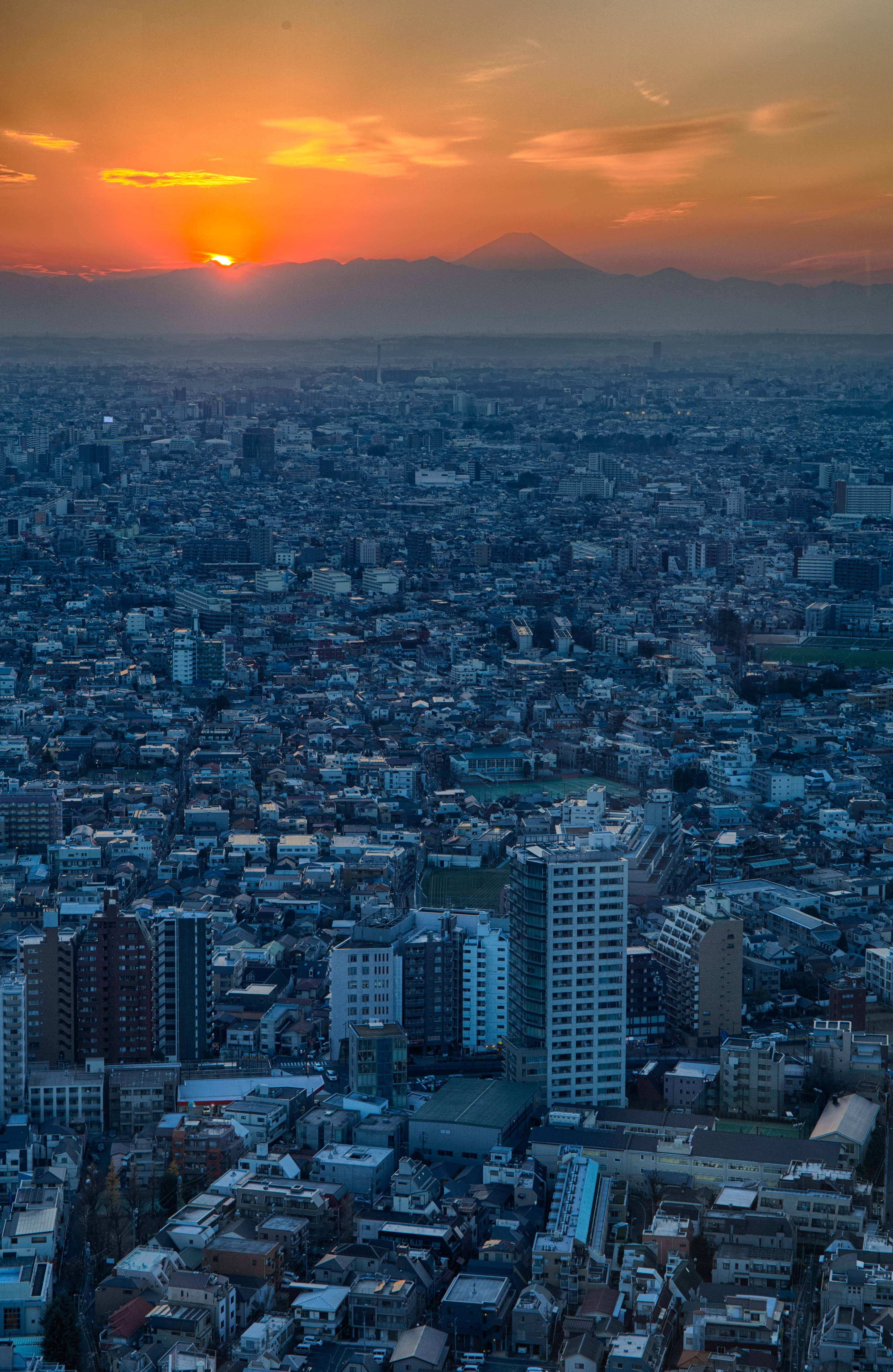 Tokyo'nun muhteşem mor gün batımında gökyüzü manzarasının keyfini çıkarın. Duvar Kağıdı