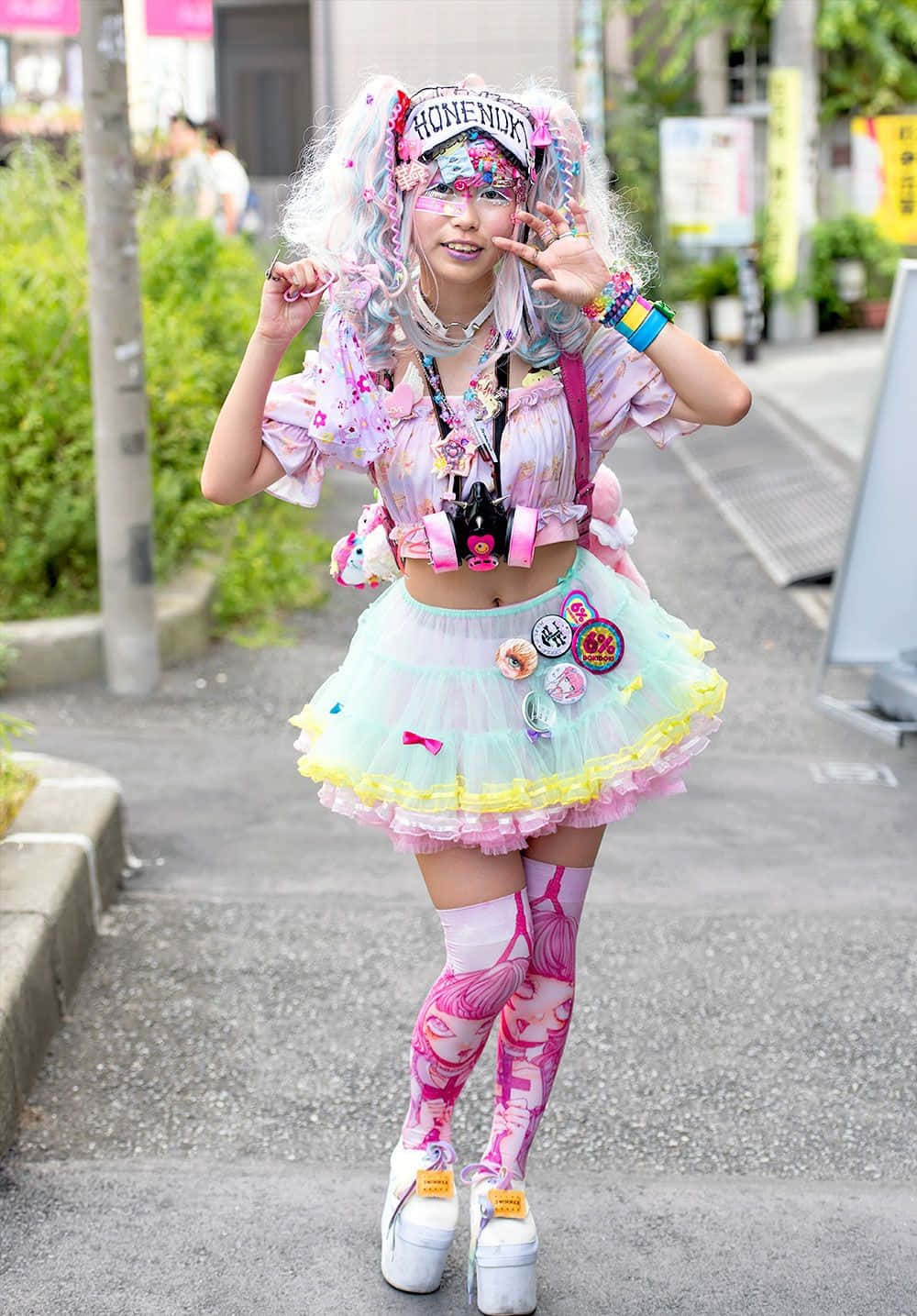 Tokyo Sokaklarında Bireyselliğini İfade Eden Canlı Harajuku Modası Tutkunları Duvar Kağıdı
