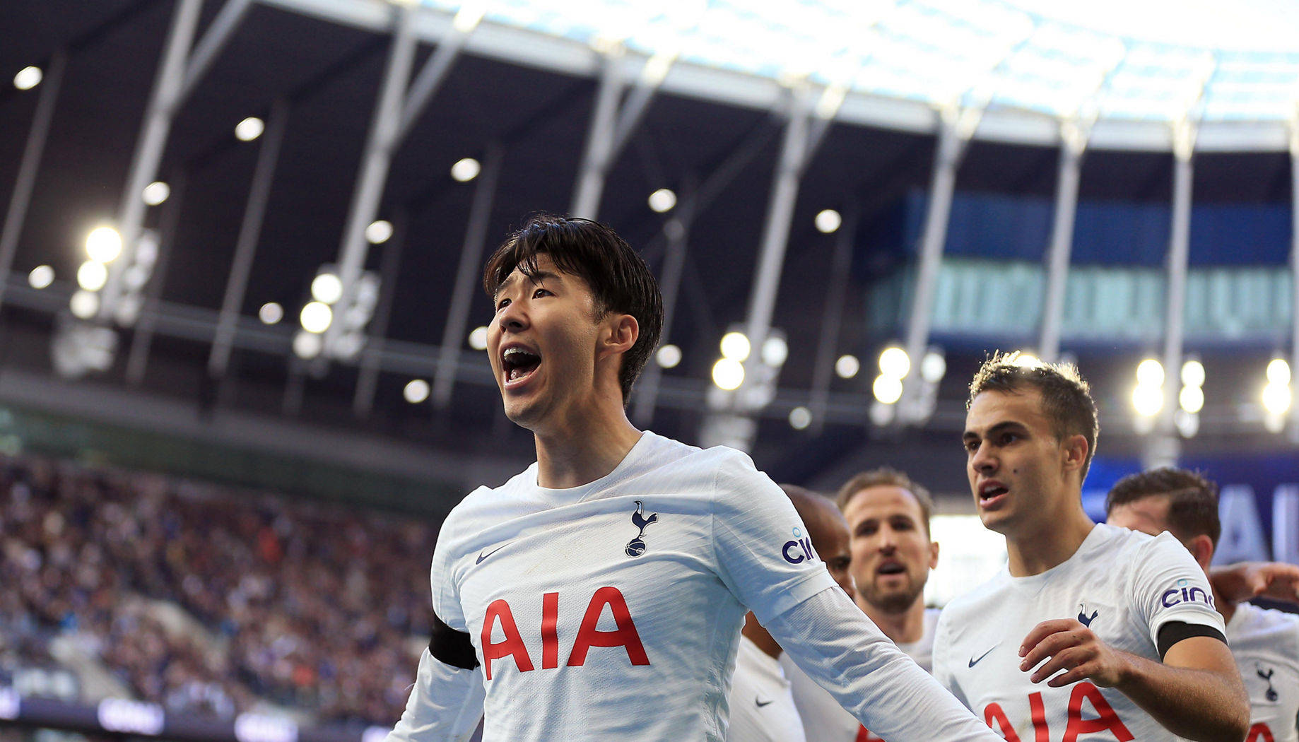 Tottenham Hotspurs FC Son Heung-Min Tezahürat Yapıyor Duvar Kağıdı