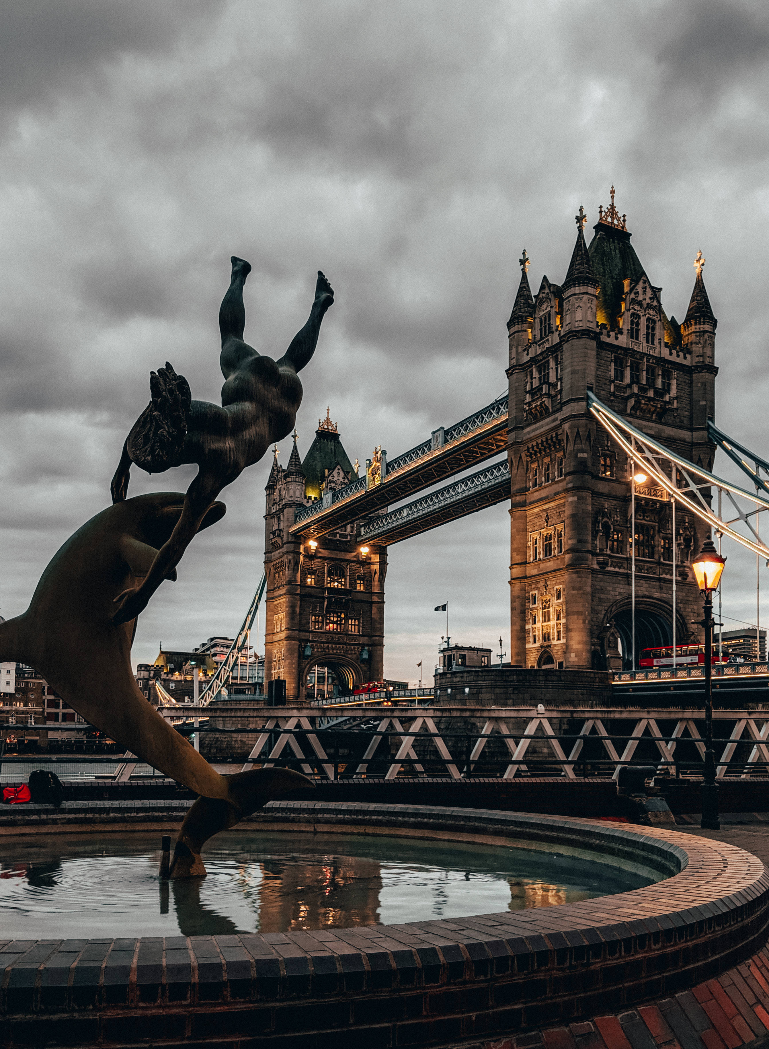 Tower Bridge Yakınındaki Çeşme Duvar Kağıdı