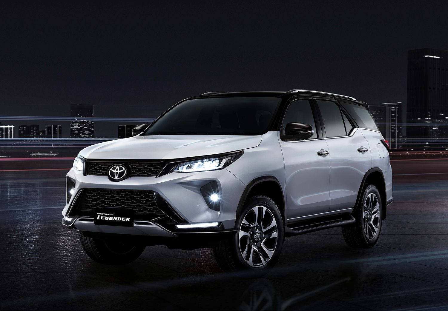 Toyota Fortuner Legender İnci Beyazı Duvar Kağıdı