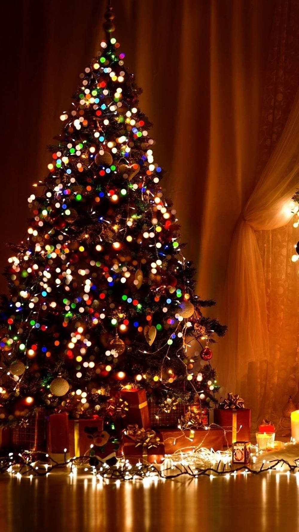 Trende Renkli Noel Ağacı Işıkları Duvar Kağıdı