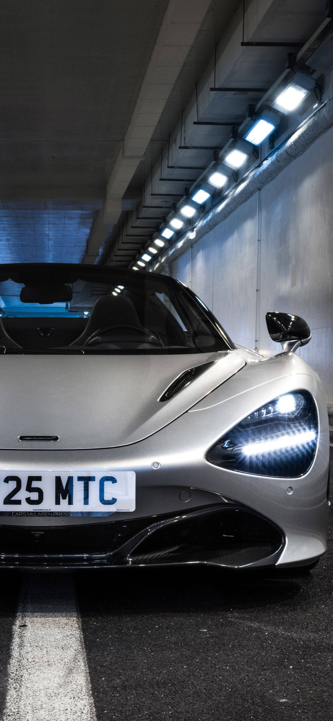 Tünelde Beyaz McLaren 720S Telefon Duvar Kağıdı