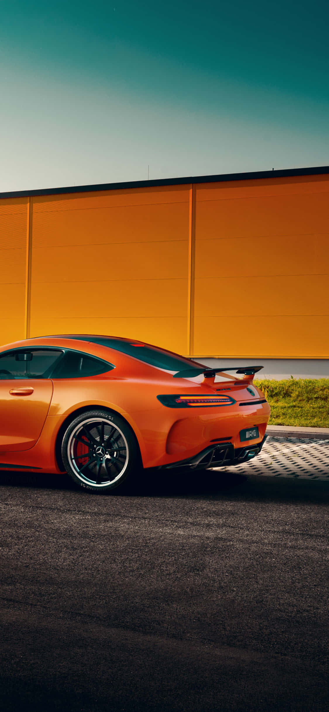 Turuncu iPhone Xs Mercedes Amg Arkaplan Duvar Kağıdı