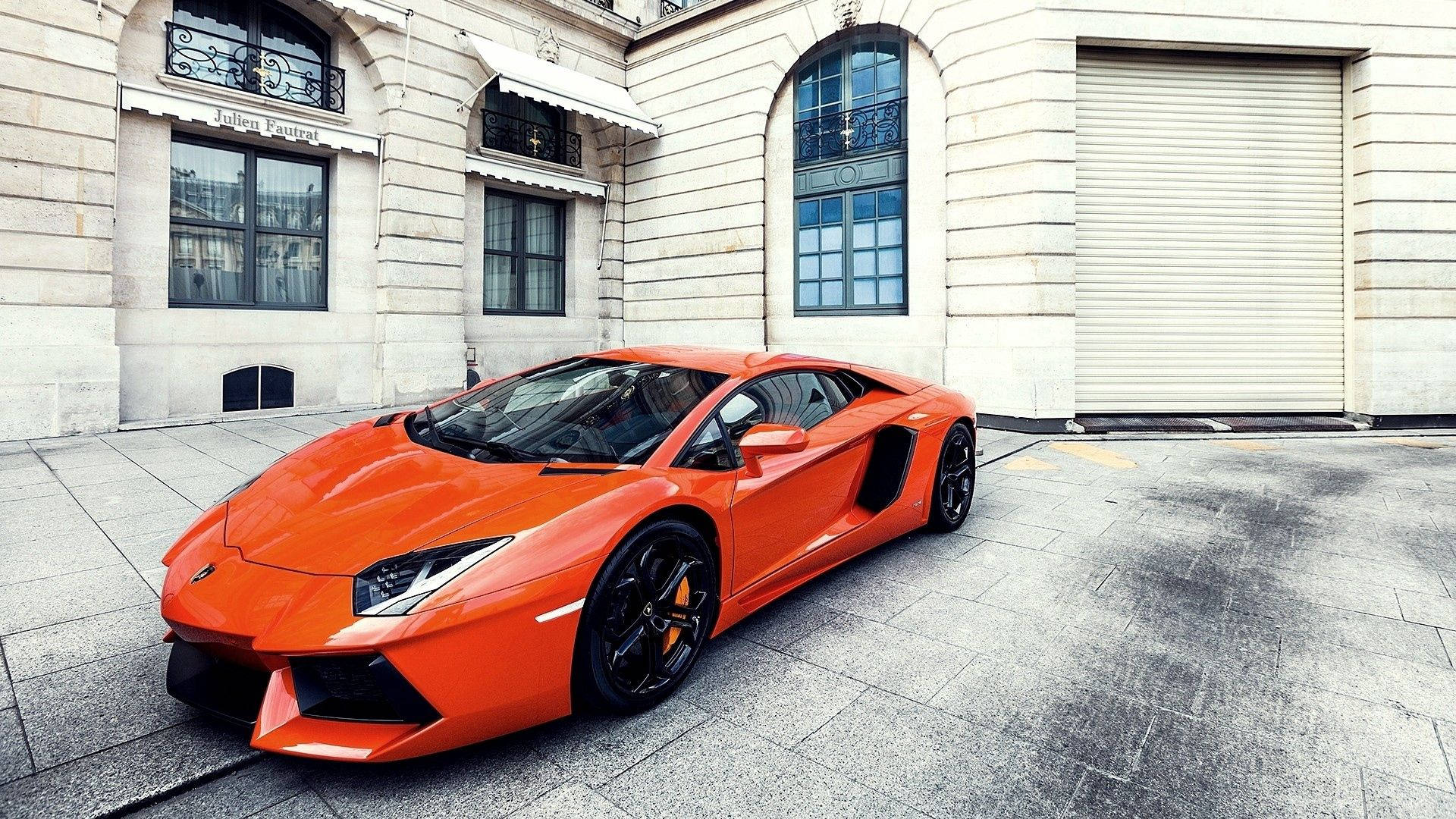 Turuncu Lamborghini Aventador ile Aydınlanan Londra Sokakları Duvar Kağıdı