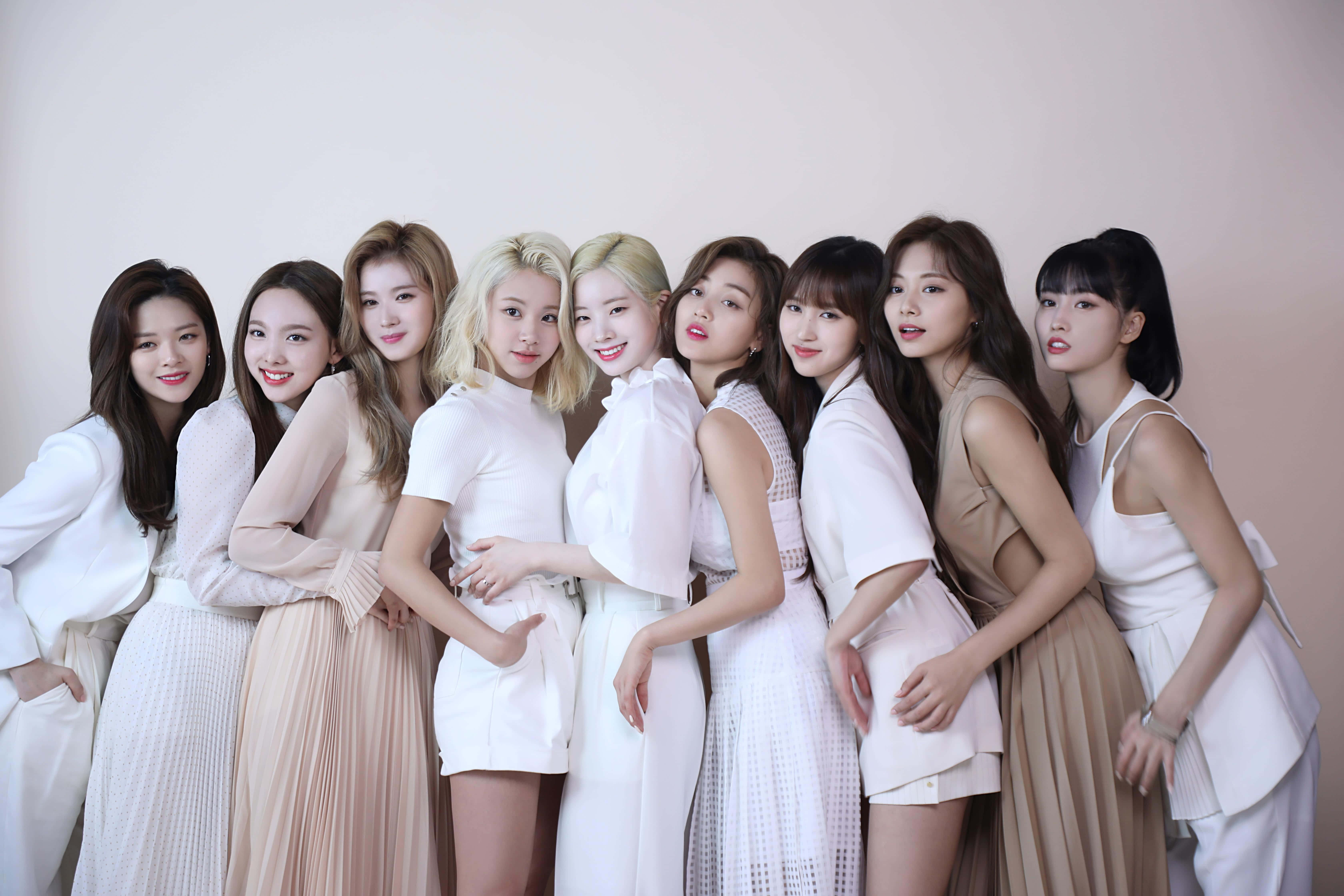 Twice Göz Kamaştırıcı Bir Performansla Parlıyor Duvar Kağıdı