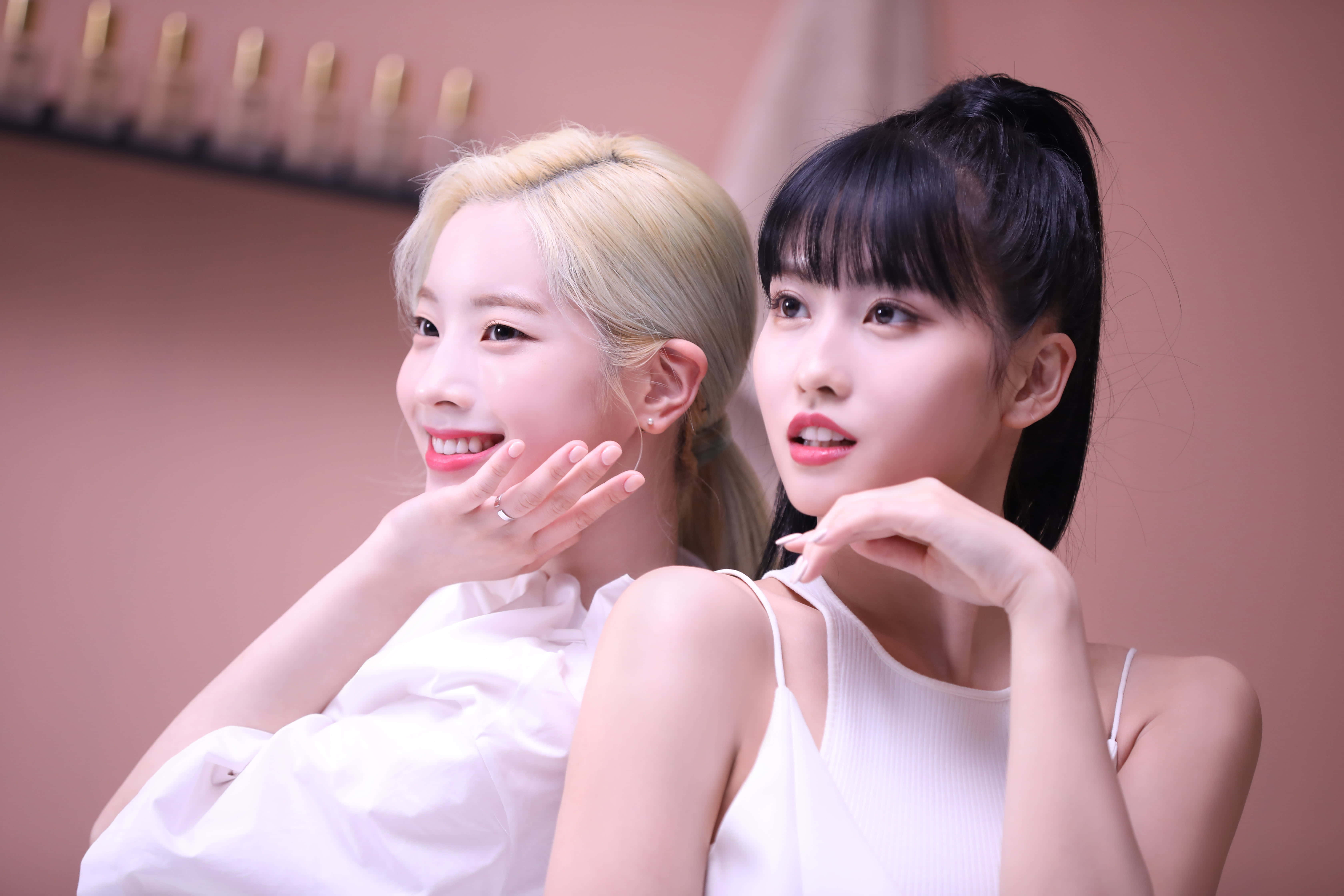 TWICE'in Büyüleyici Grup Fotoğrafı Duvar Kağıdı