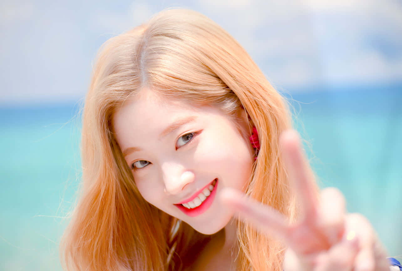 Twice üyeleri şık bir grup fotoğrafında poz veriyor Duvar Kağıdı