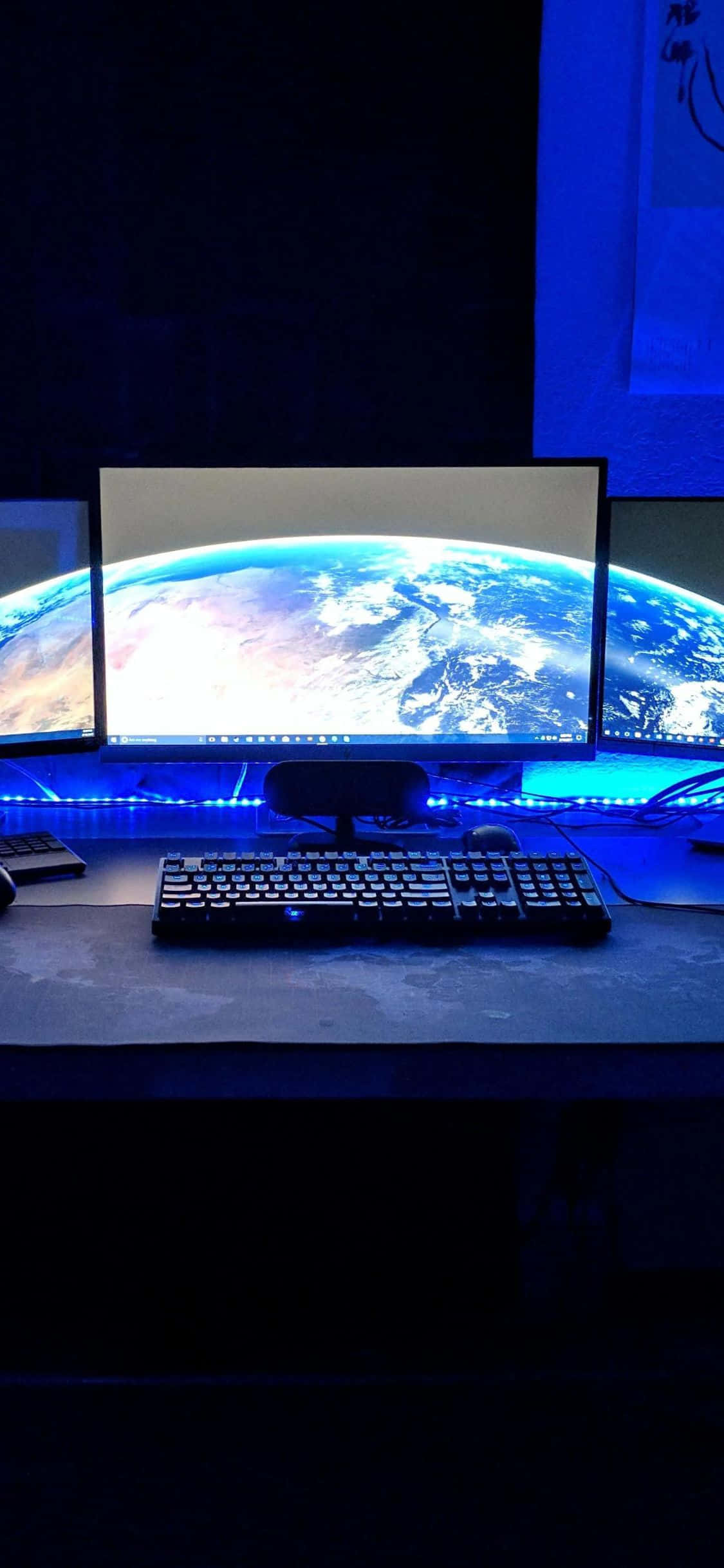 üç monitörlü bir masa Duvar Kağıdı
