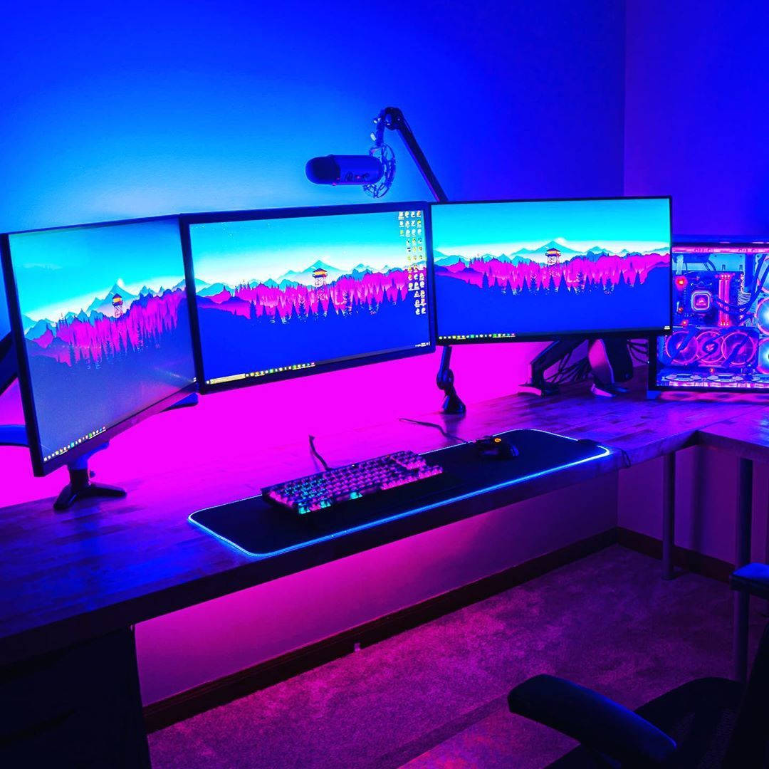 Üç Monitörlü Oyun Odası Duvar Kağıdı
