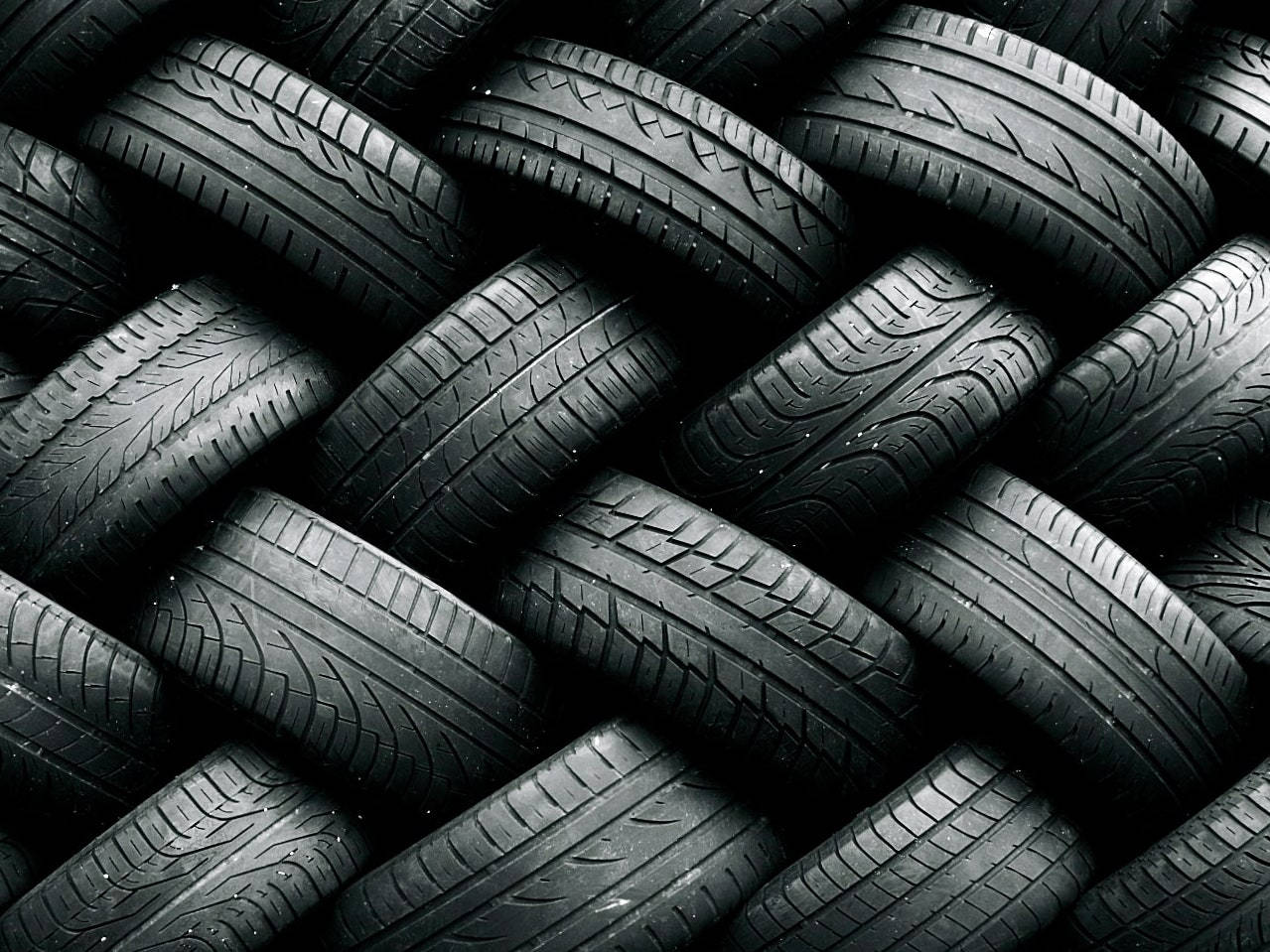 Üst Üste Dizilmiş Goodyear Lastikleri Duvar Kağıdı