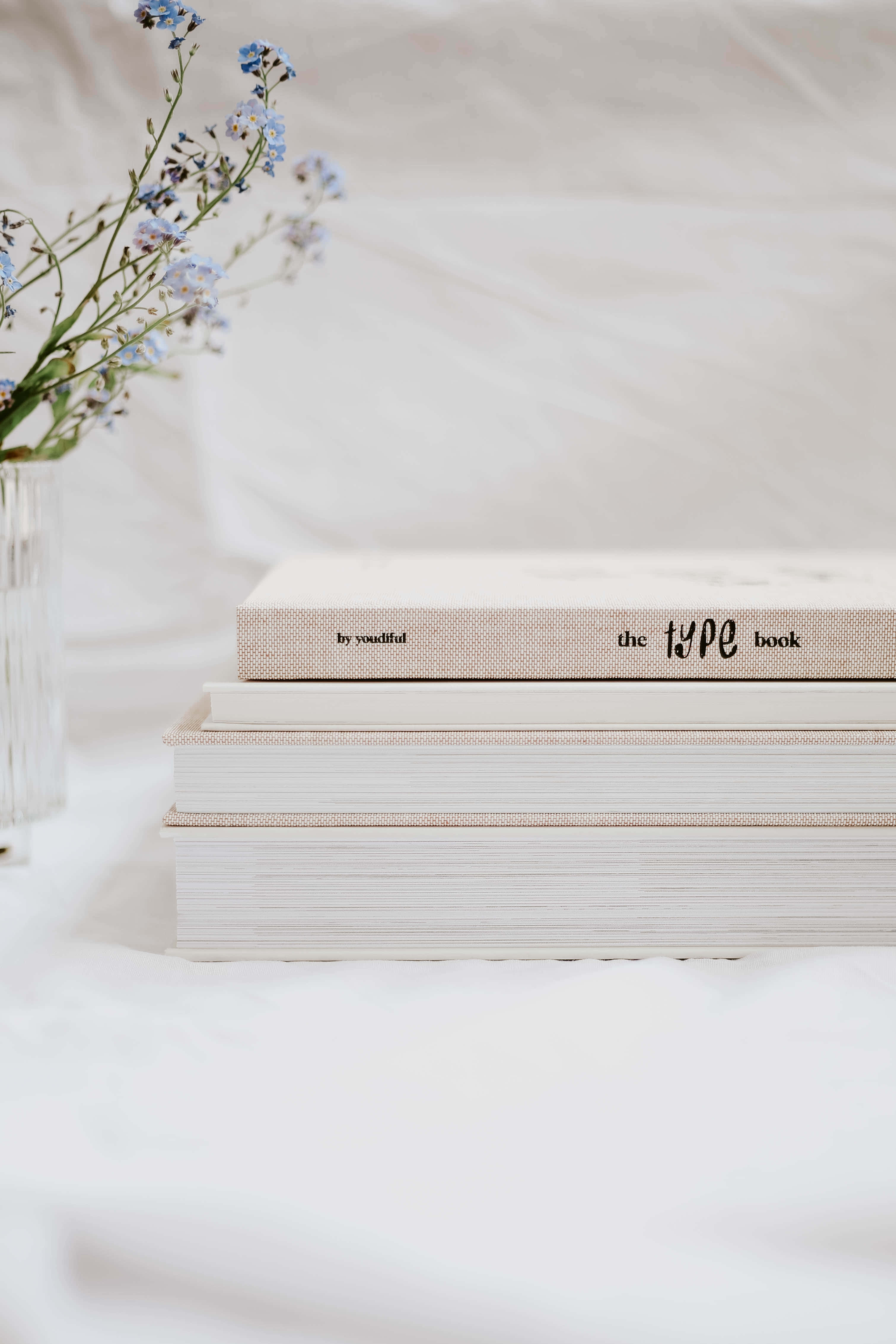 üstünde çiçekler olan bir kitap yığını Duvar Kağıdı