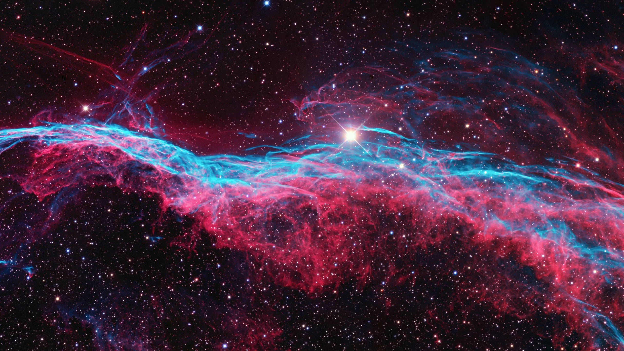 Uzayda Pembe Nebula 2560x1440 Duvar Kağıdı