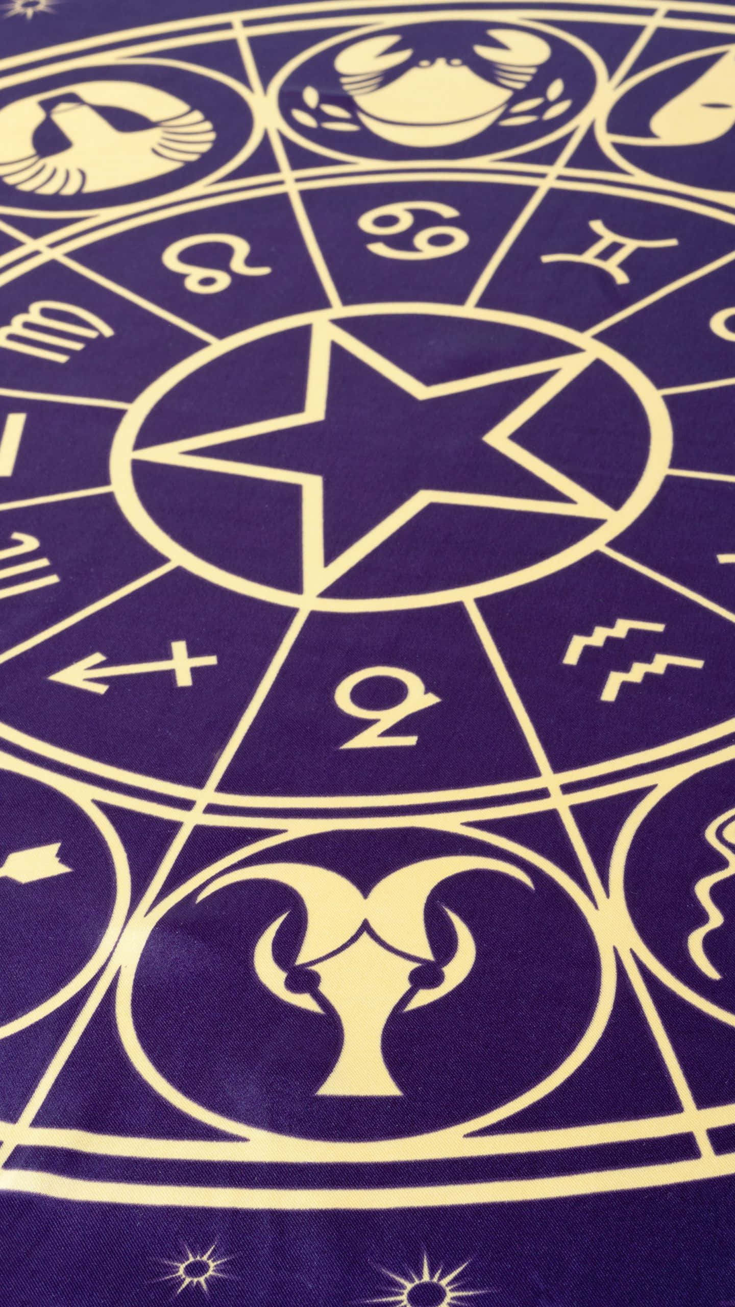 üzerinde astrolojik semboller olan mor bir halı Duvar Kağıdı