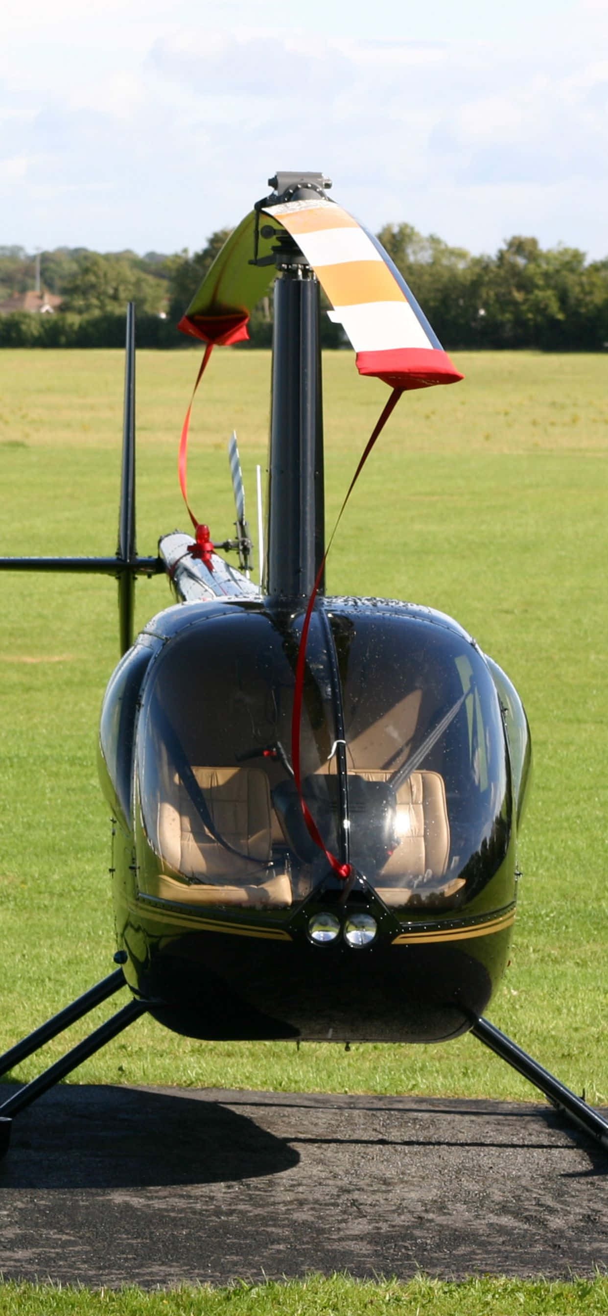 Üzerinde bir helikopterin süzüldüğü bir orman çayırının havadan görünümü Duvar Kağıdı