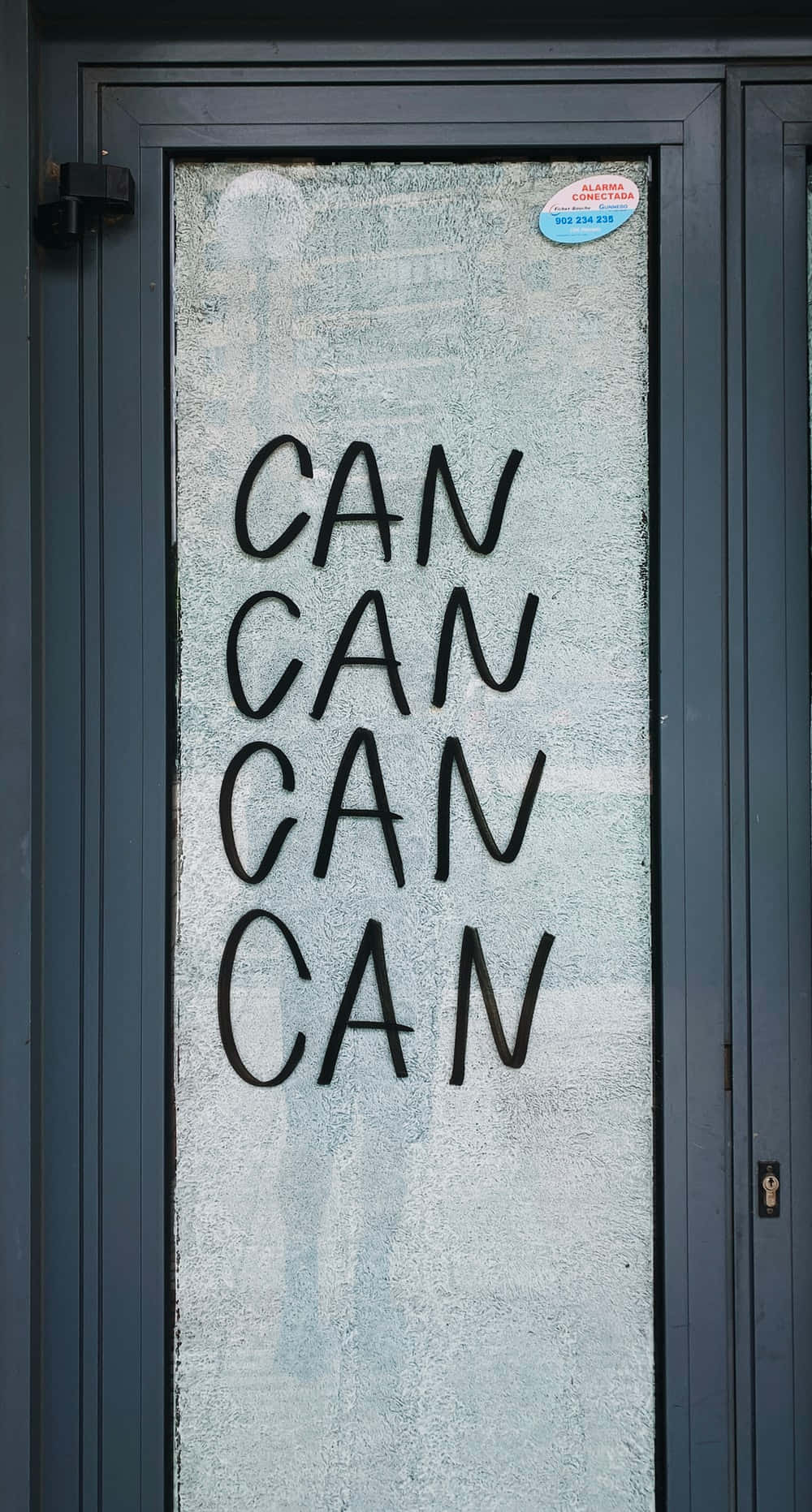 üzerinde can can yazılı bir cam kapı Duvar Kağıdı