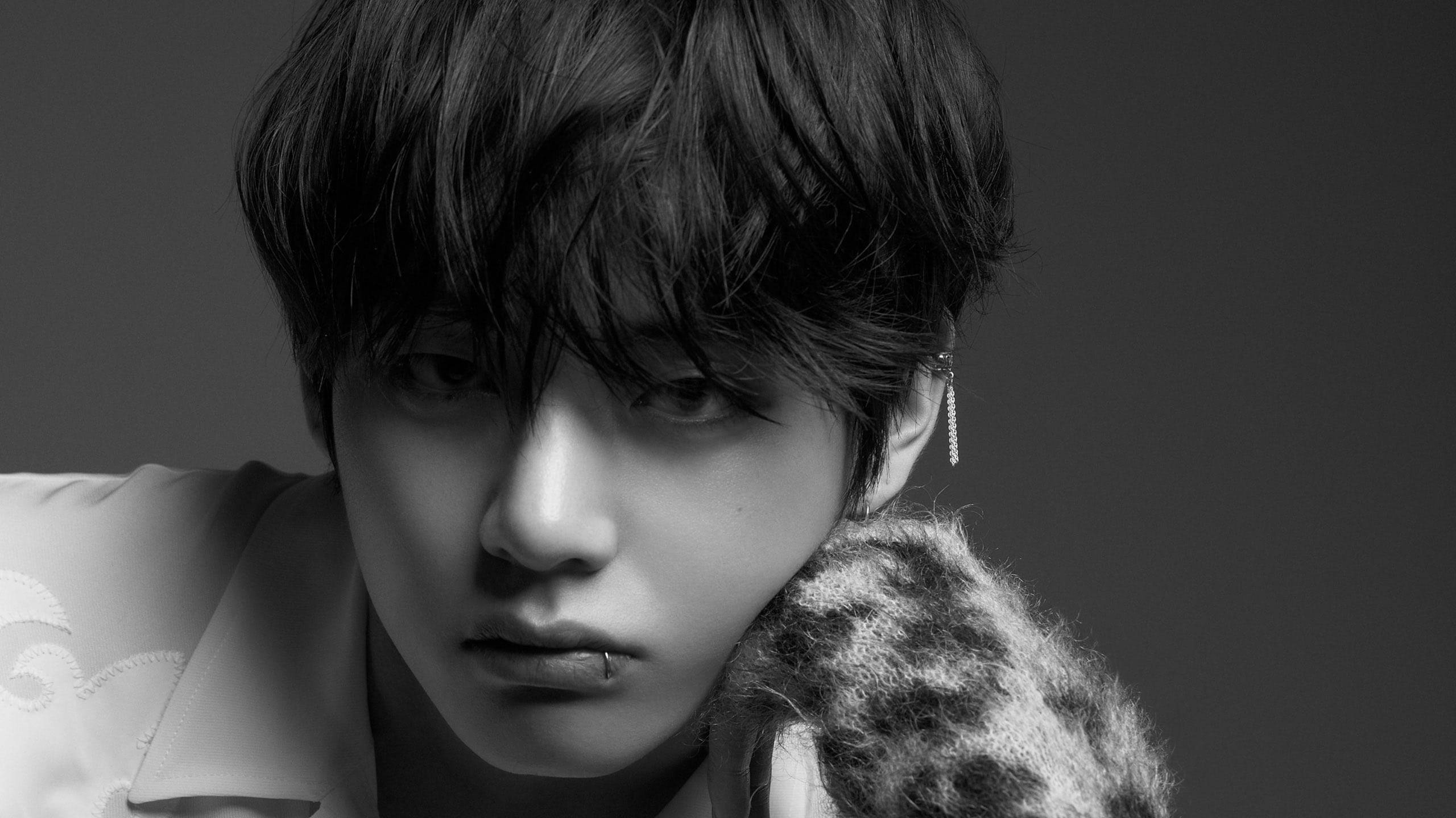 V BTS Siyah Estetik Duvar Kağıdı